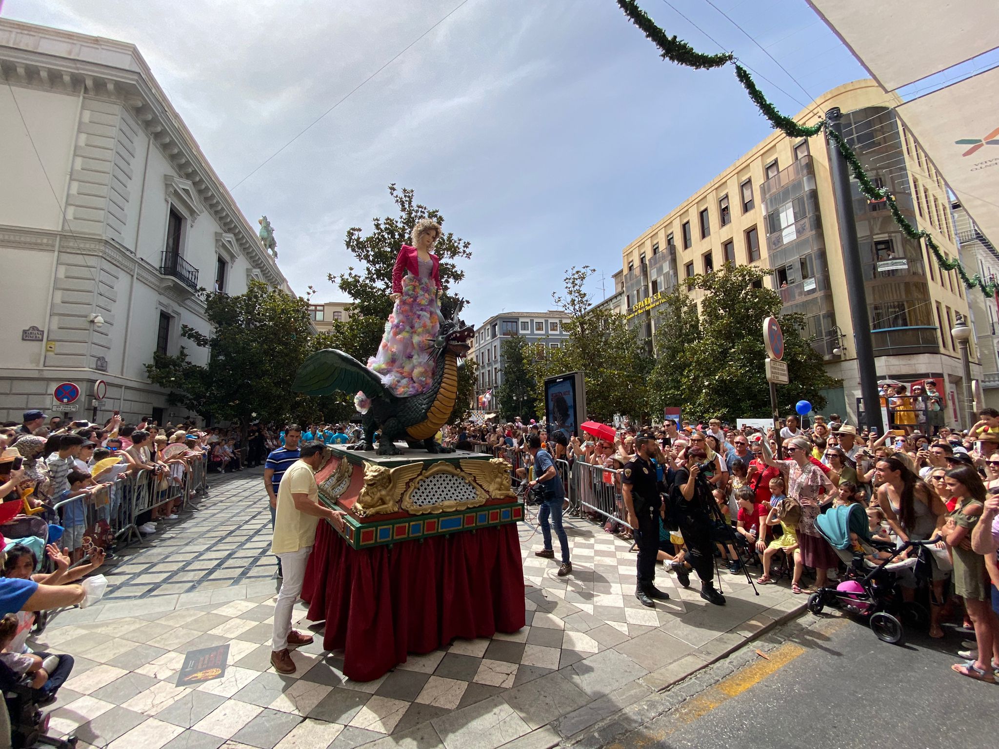 Desfila desde las 12.00 horas por las calles del centro de Granada tras dos años sin poder pasearla por la pandemia
