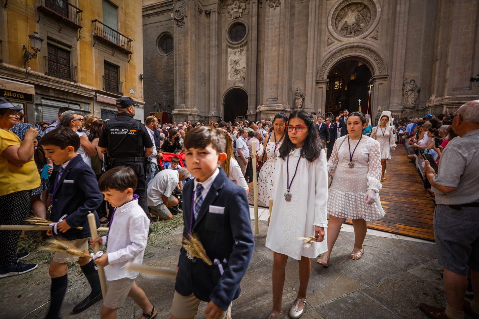 Miles de granadinos se dan cita en las calles de la capital para cumplir con una de las grandes tradiciones recuperadas