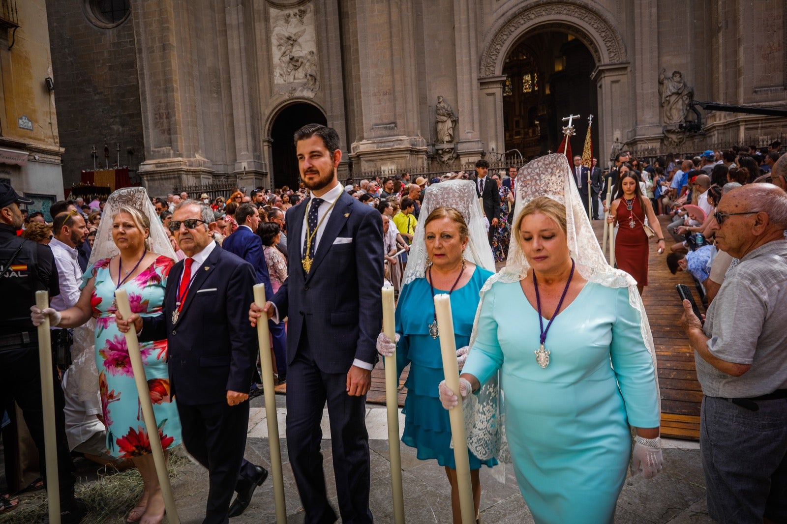 Miles de granadinos se dan cita en las calles de la capital para cumplir con una de las grandes tradiciones recuperadas