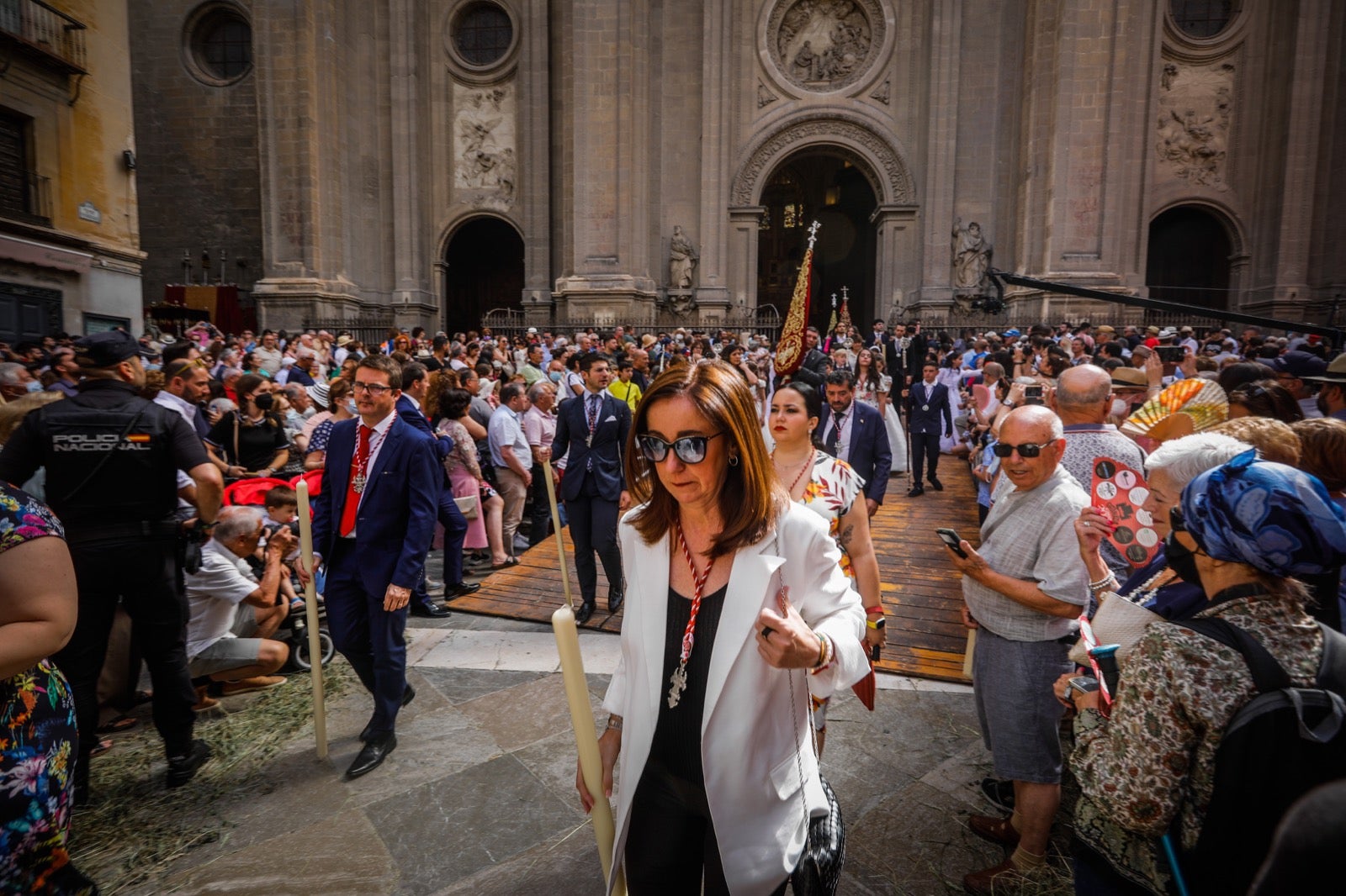 Miles de granadinos se dan cita en las calles de la capital para cumplir con una de las grandes tradiciones recuperadas