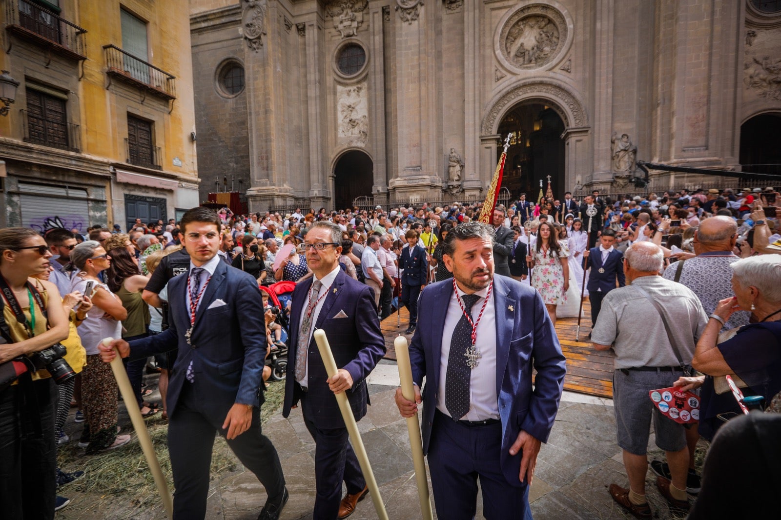 Miles de granadinos se dan cita en las calles de la capital para cumplir con una de las grandes tradiciones recuperadas