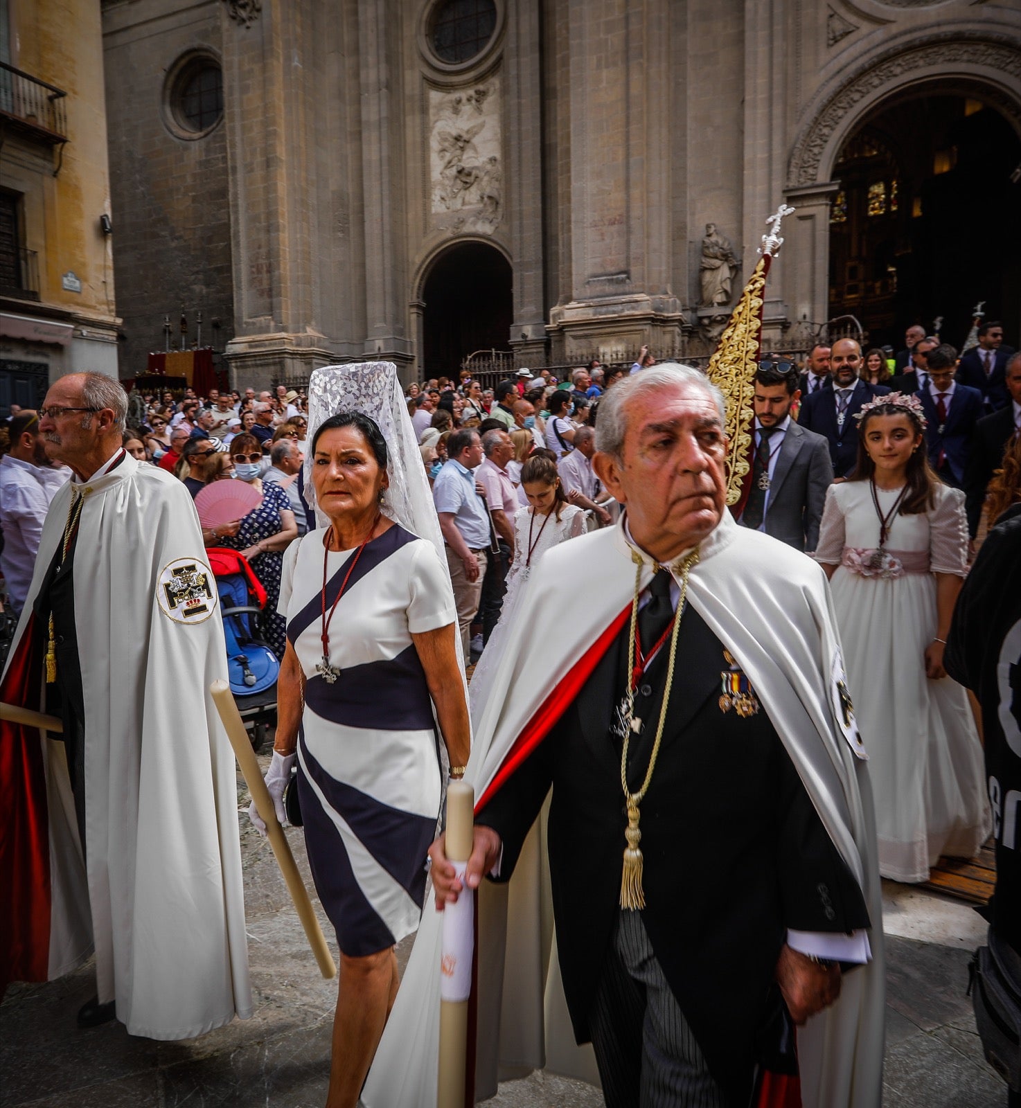 Miles de granadinos se dan cita en las calles de la capital para cumplir con una de las grandes tradiciones recuperadas