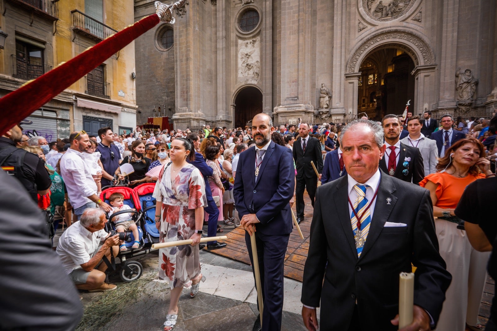 Miles de granadinos se dan cita en las calles de la capital para cumplir con una de las grandes tradiciones recuperadas