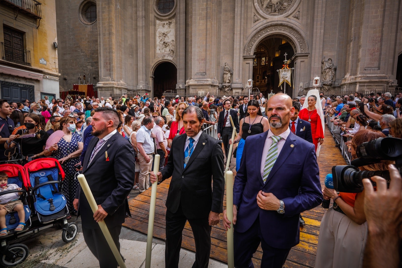 Miles de granadinos se dan cita en las calles de la capital para cumplir con una de las grandes tradiciones recuperadas