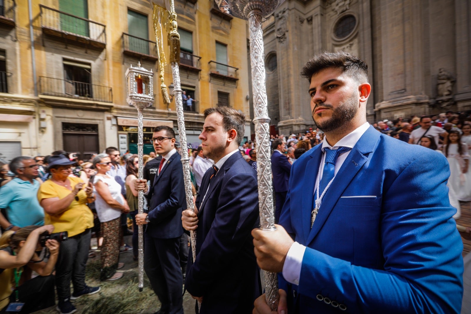 Miles de granadinos se dan cita en las calles de la capital para cumplir con una de las grandes tradiciones recuperadas