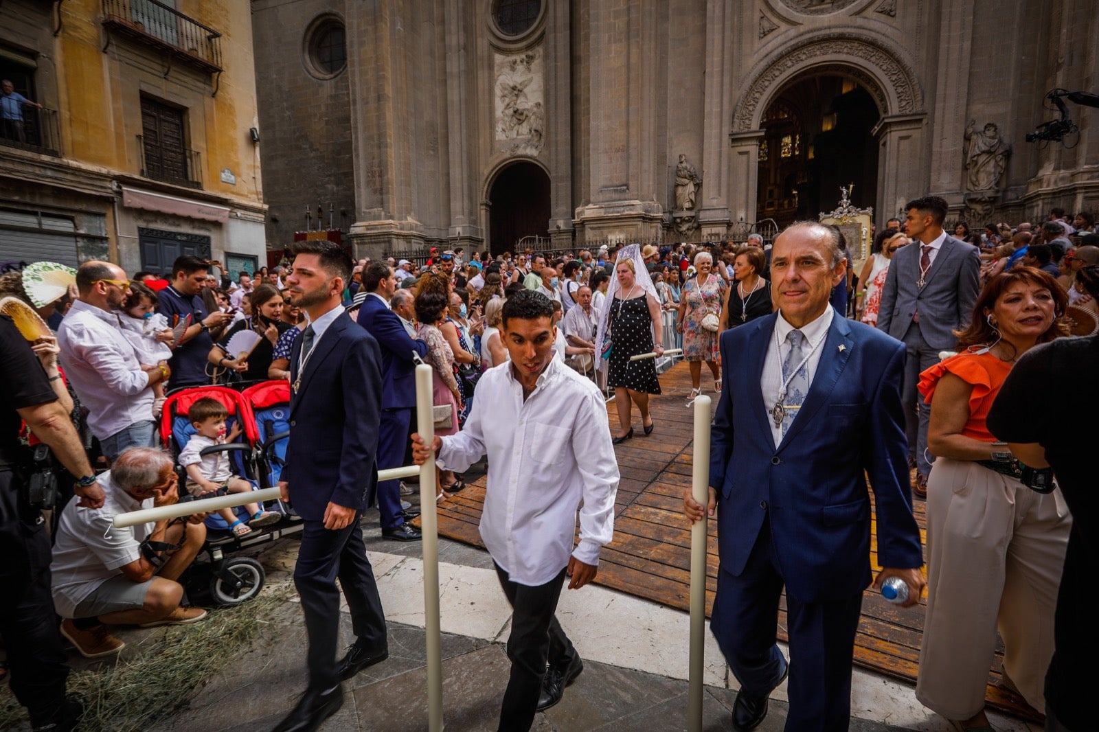 Miles de granadinos se dan cita en las calles de la capital para cumplir con una de las grandes tradiciones recuperadas