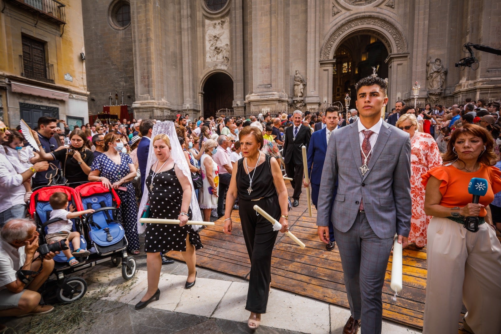 Miles de granadinos se dan cita en las calles de la capital para cumplir con una de las grandes tradiciones recuperadas