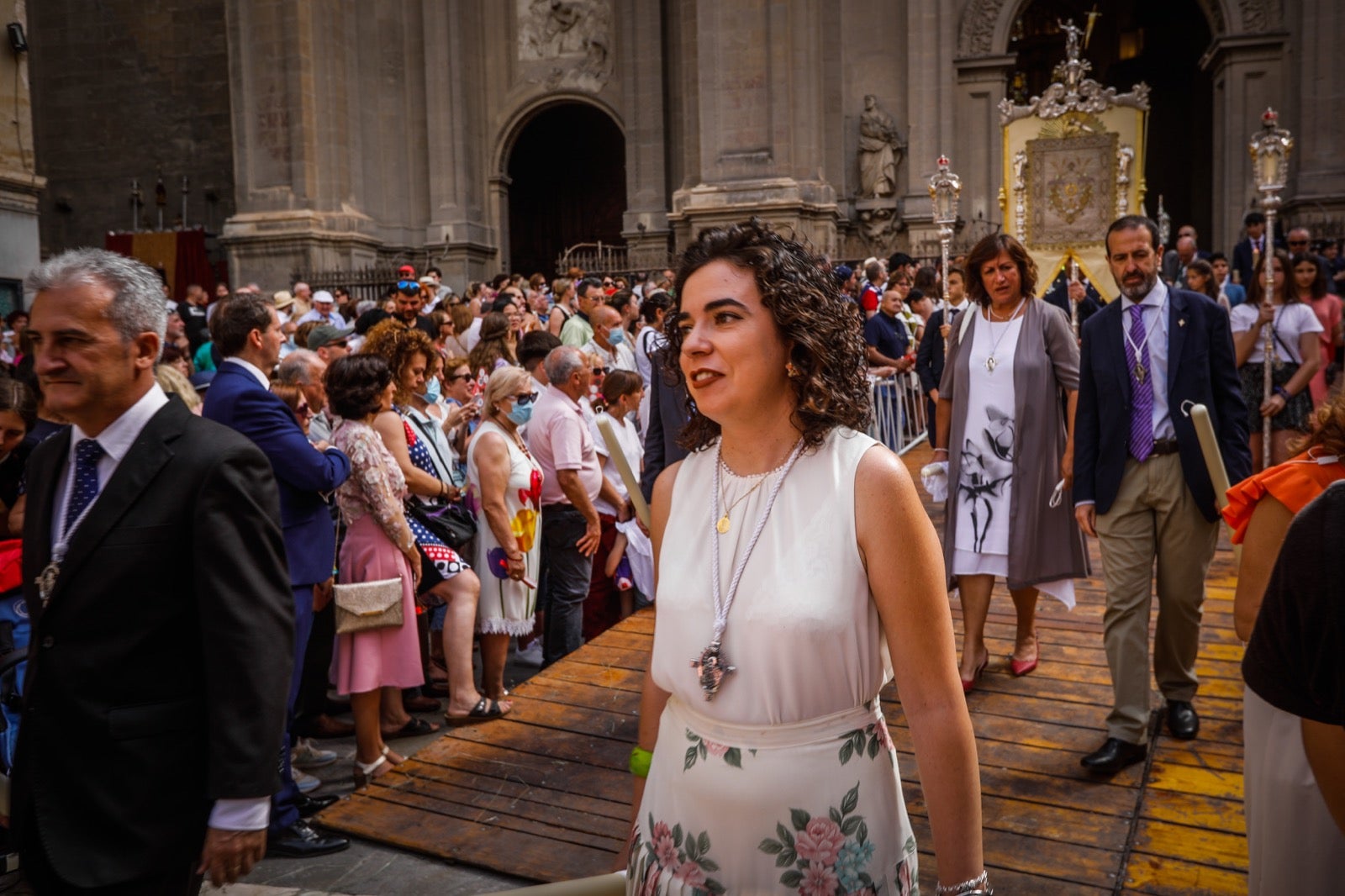 Miles de granadinos se dan cita en las calles de la capital para cumplir con una de las grandes tradiciones recuperadas