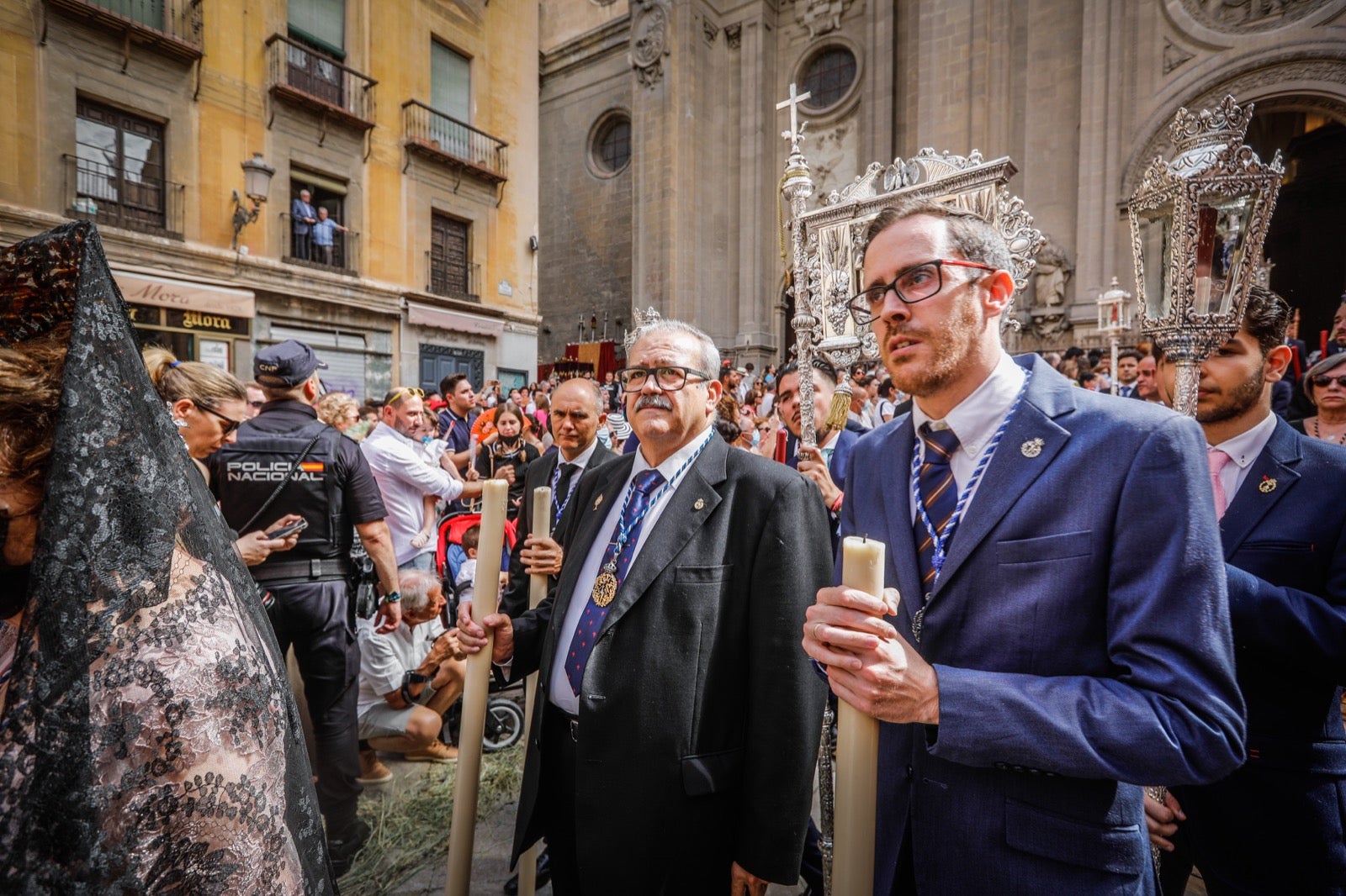 Miles de granadinos se dan cita en las calles de la capital para cumplir con una de las grandes tradiciones recuperadas