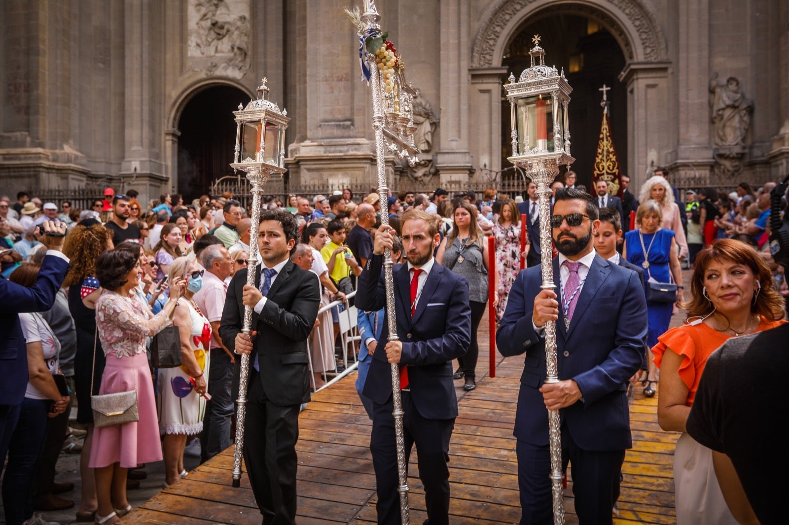 Miles de granadinos se dan cita en las calles de la capital para cumplir con una de las grandes tradiciones recuperadas