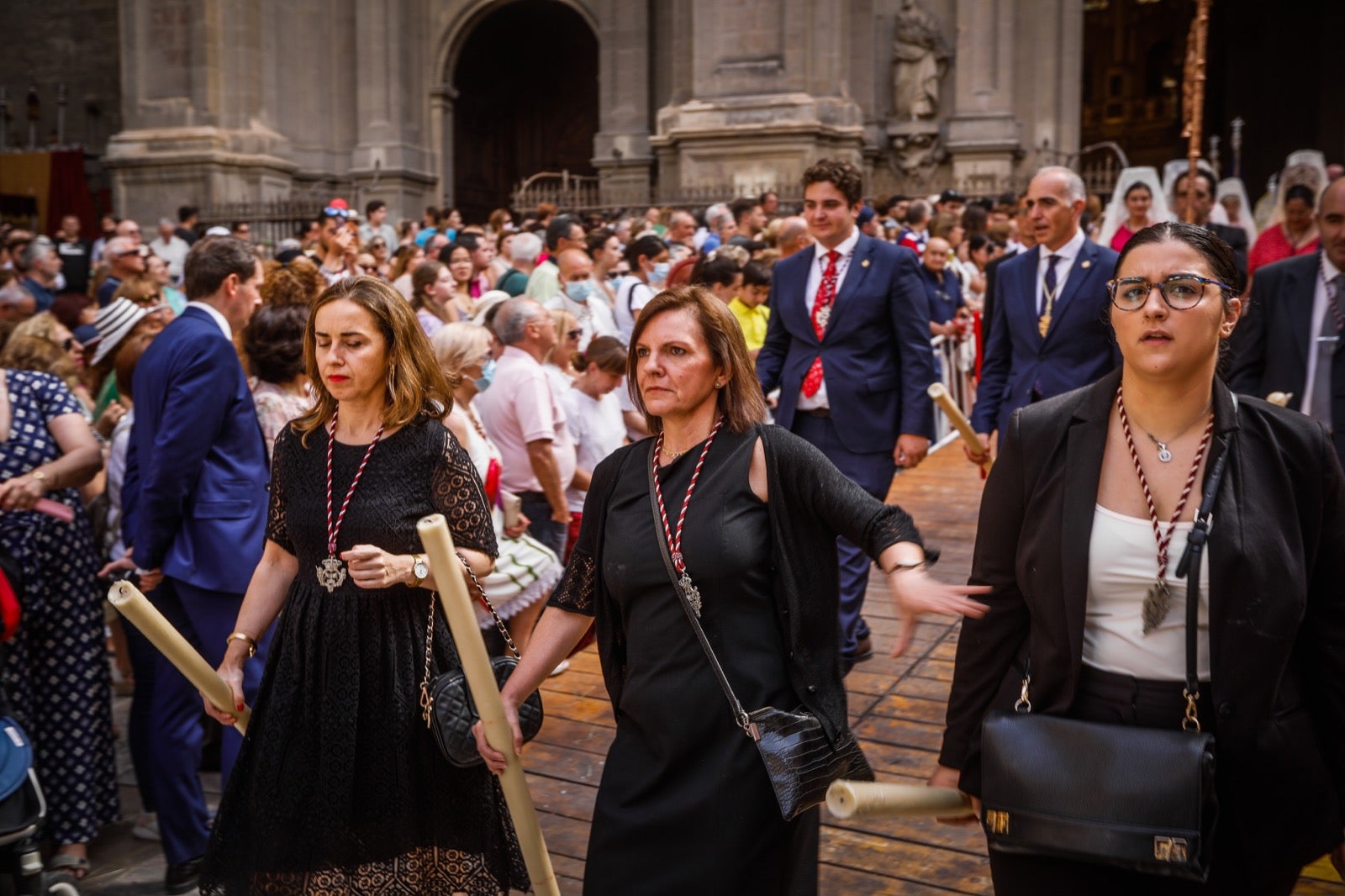 Miles de granadinos se dan cita en las calles de la capital para cumplir con una de las grandes tradiciones recuperadas