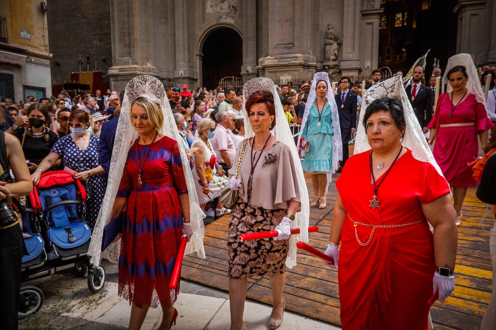 Miles de granadinos se dan cita en las calles de la capital para cumplir con una de las grandes tradiciones recuperadas