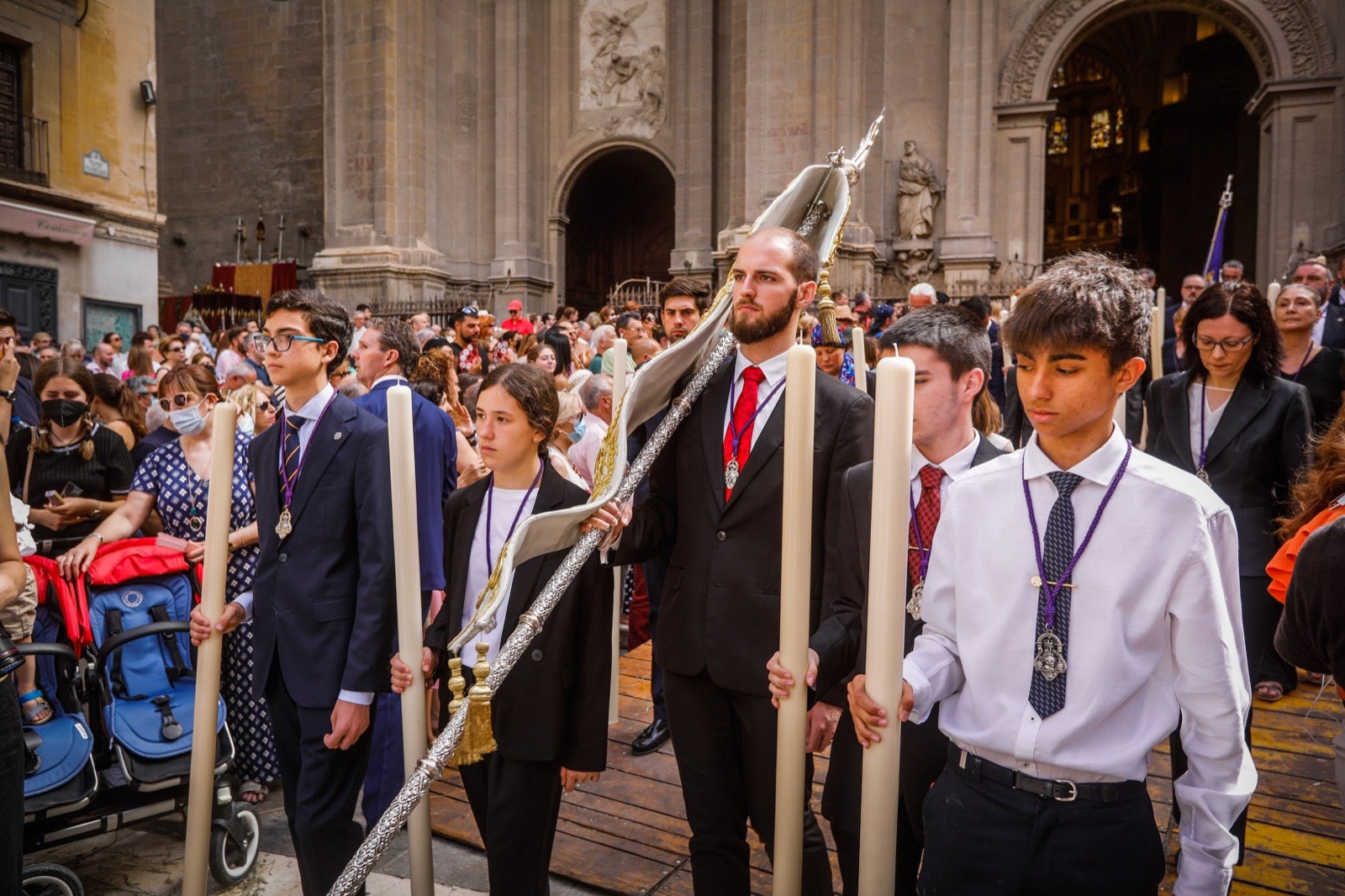 Miles de granadinos se dan cita en las calles de la capital para cumplir con una de las grandes tradiciones recuperadas