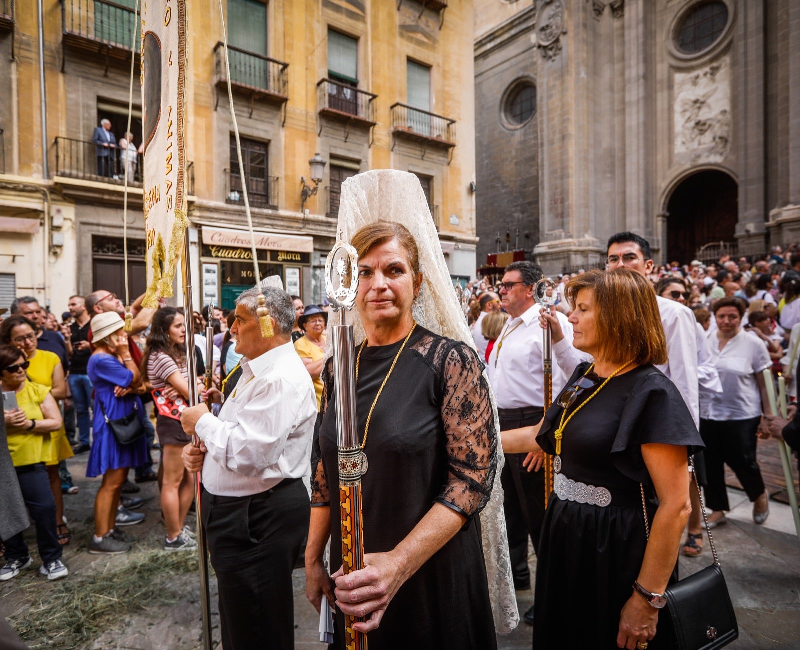 Miles de granadinos se dan cita en las calles de la capital para cumplir con una de las grandes tradiciones recuperadas