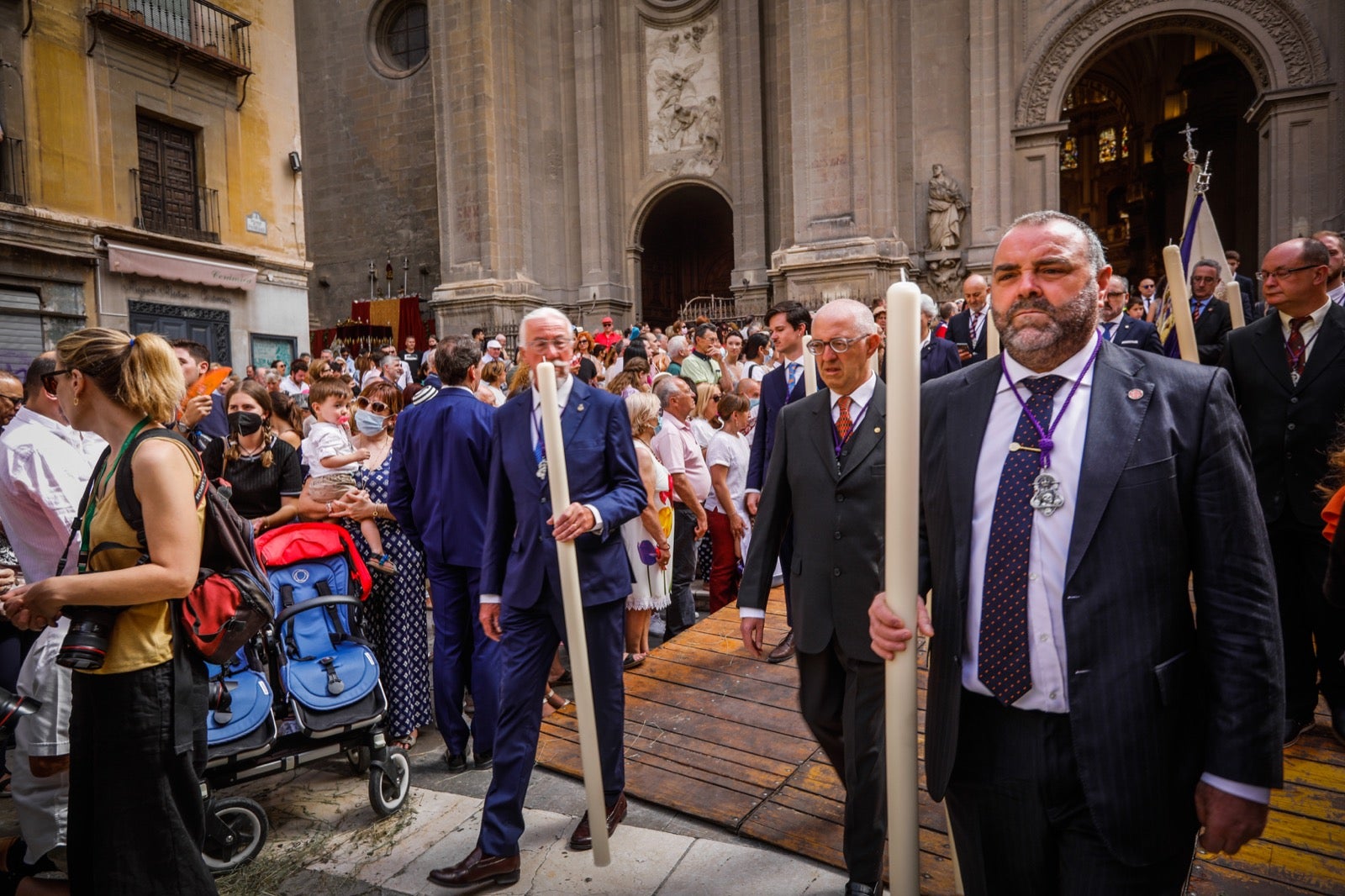 Miles de granadinos se dan cita en las calles de la capital para cumplir con una de las grandes tradiciones recuperadas