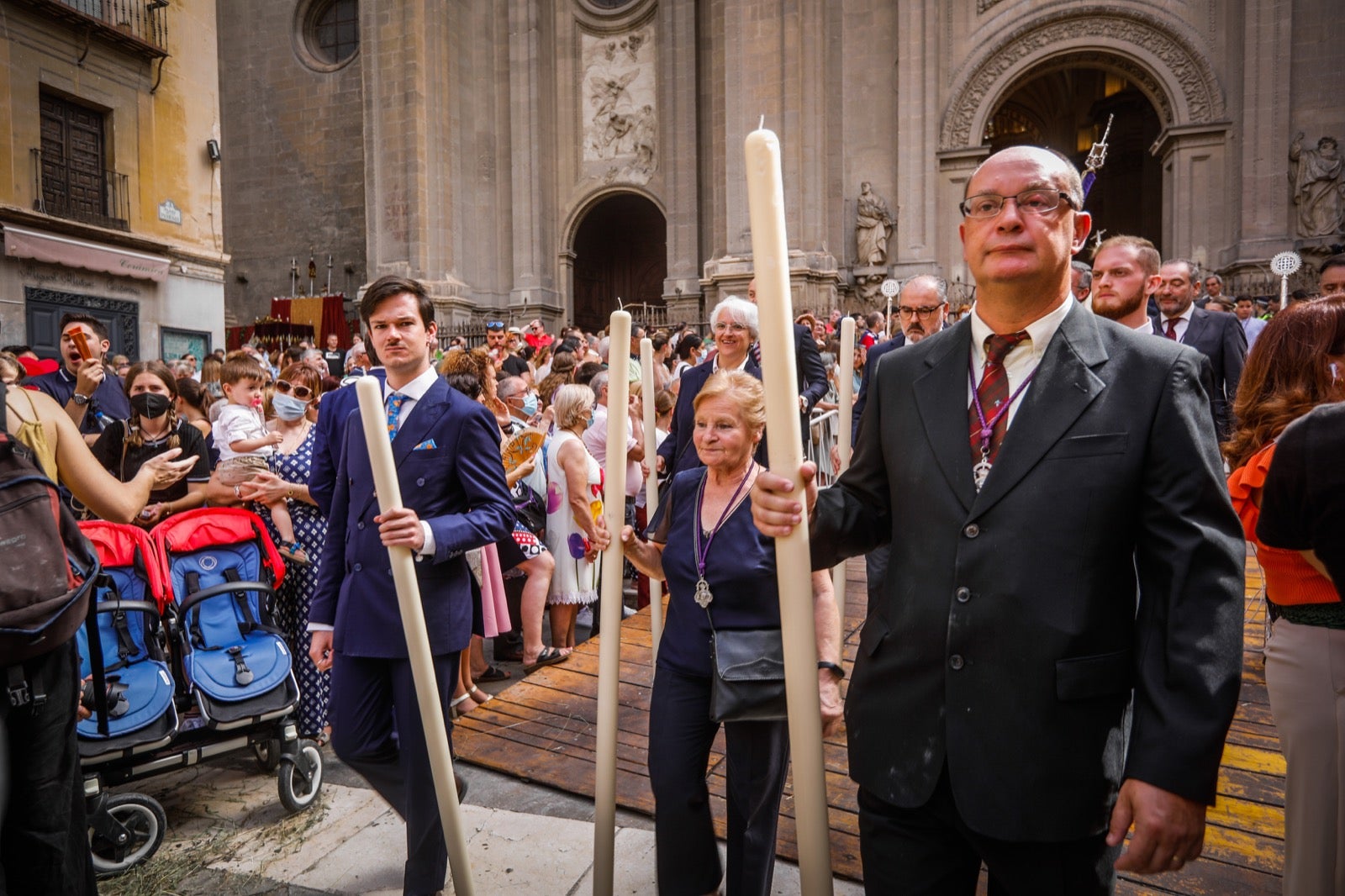 Miles de granadinos se dan cita en las calles de la capital para cumplir con una de las grandes tradiciones recuperadas