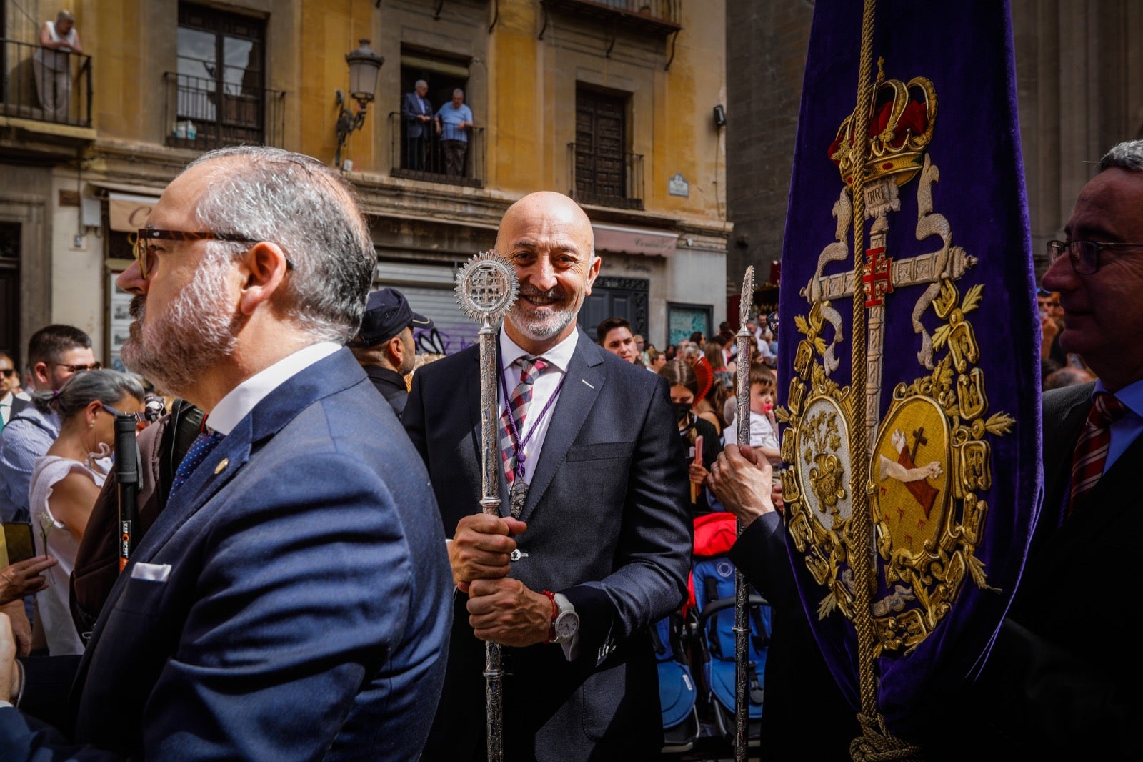 Miles de granadinos se dan cita en las calles de la capital para cumplir con una de las grandes tradiciones recuperadas