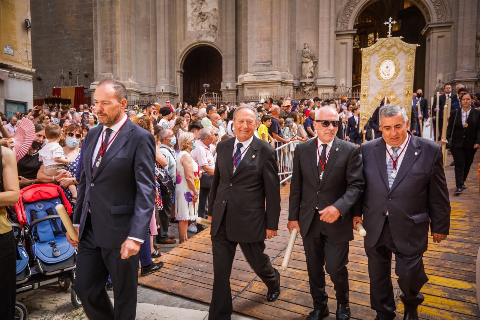 Miles de granadinos se dan cita en las calles de la capital para cumplir con una de las grandes tradiciones recuperadas