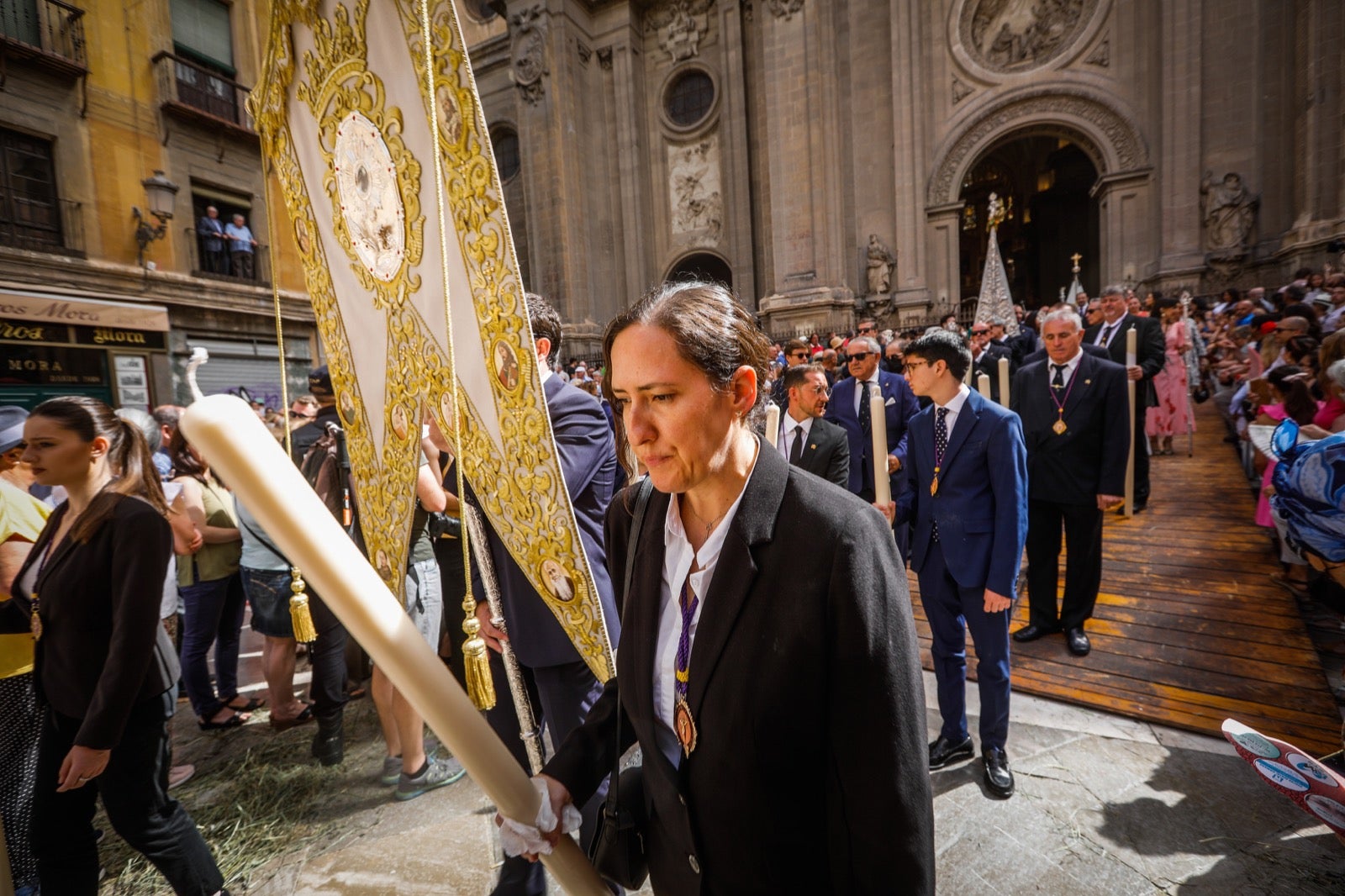 Miles de granadinos se dan cita en las calles de la capital para cumplir con una de las grandes tradiciones recuperadas