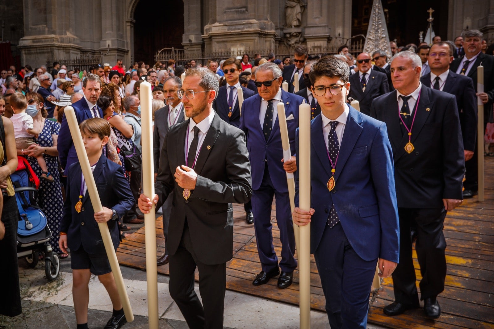 Miles de granadinos se dan cita en las calles de la capital para cumplir con una de las grandes tradiciones recuperadas