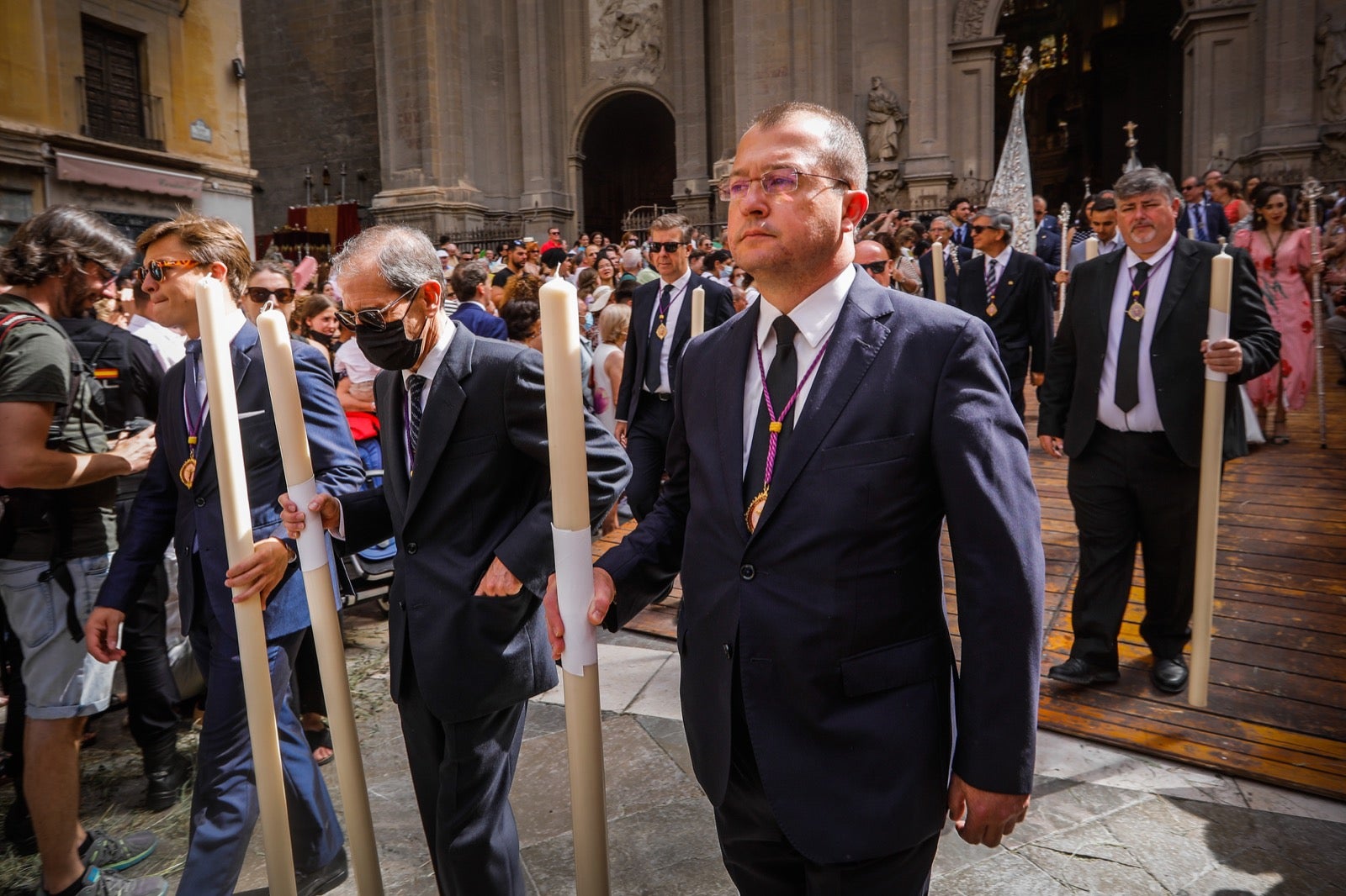 Miles de granadinos se dan cita en las calles de la capital para cumplir con una de las grandes tradiciones recuperadas