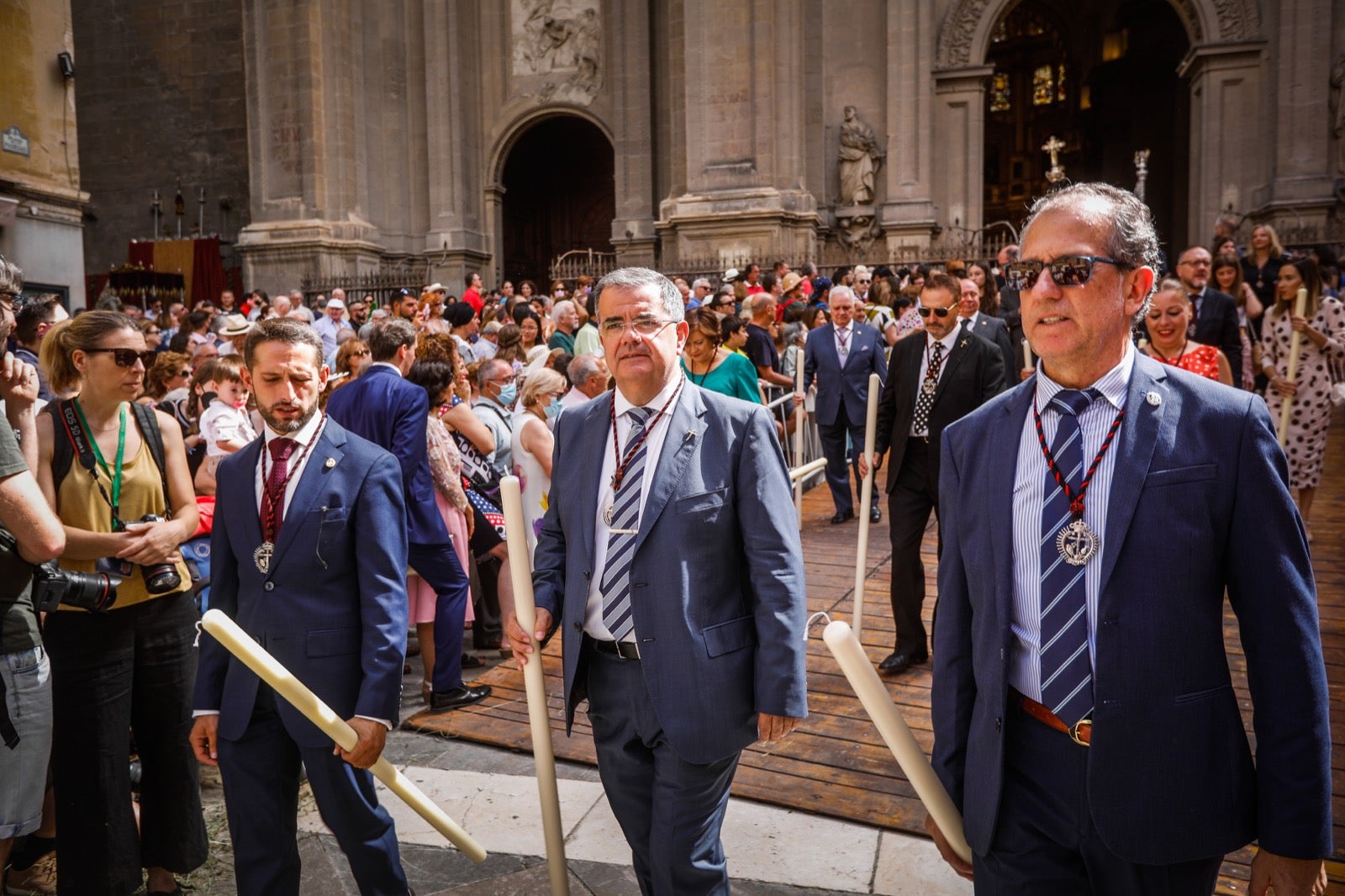 Miles de granadinos se dan cita en las calles de la capital para cumplir con una de las grandes tradiciones recuperadas