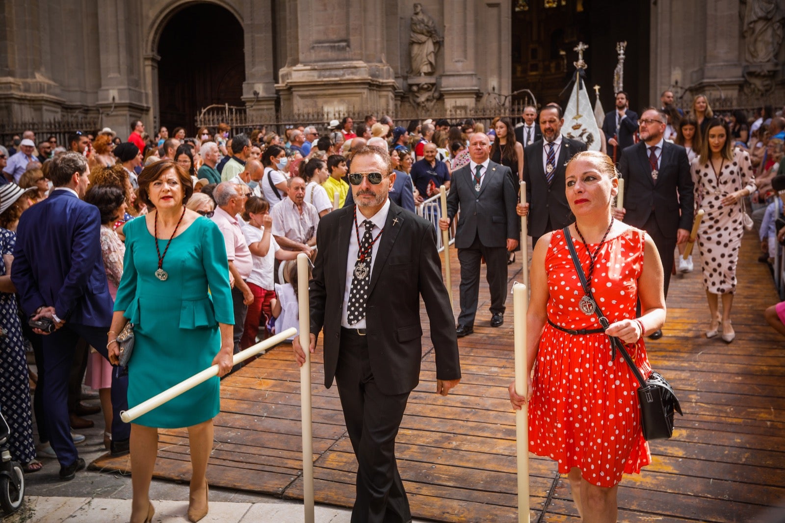 Miles de granadinos se dan cita en las calles de la capital para cumplir con una de las grandes tradiciones recuperadas