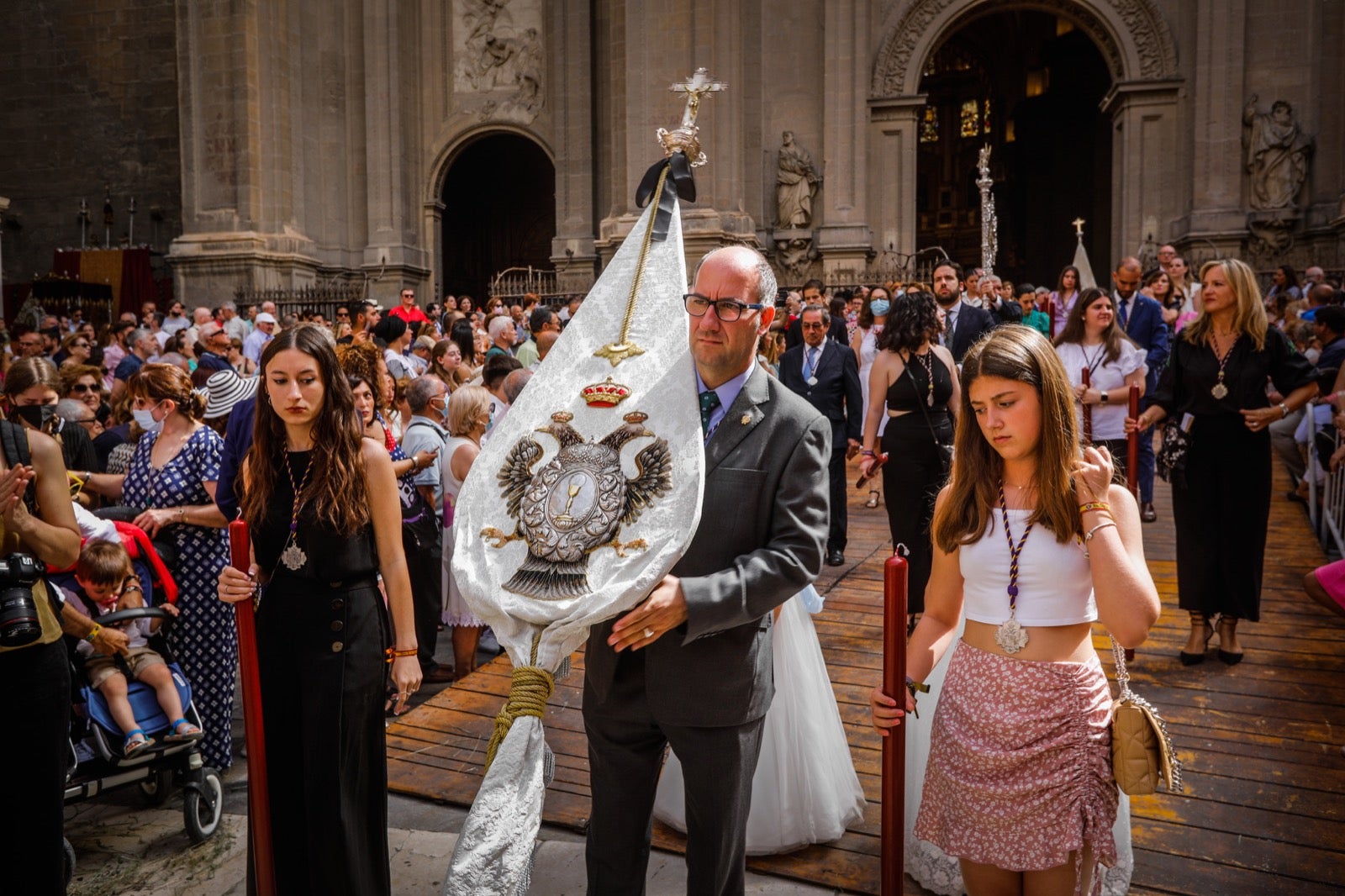 Miles de granadinos se dan cita en las calles de la capital para cumplir con una de las grandes tradiciones recuperadas