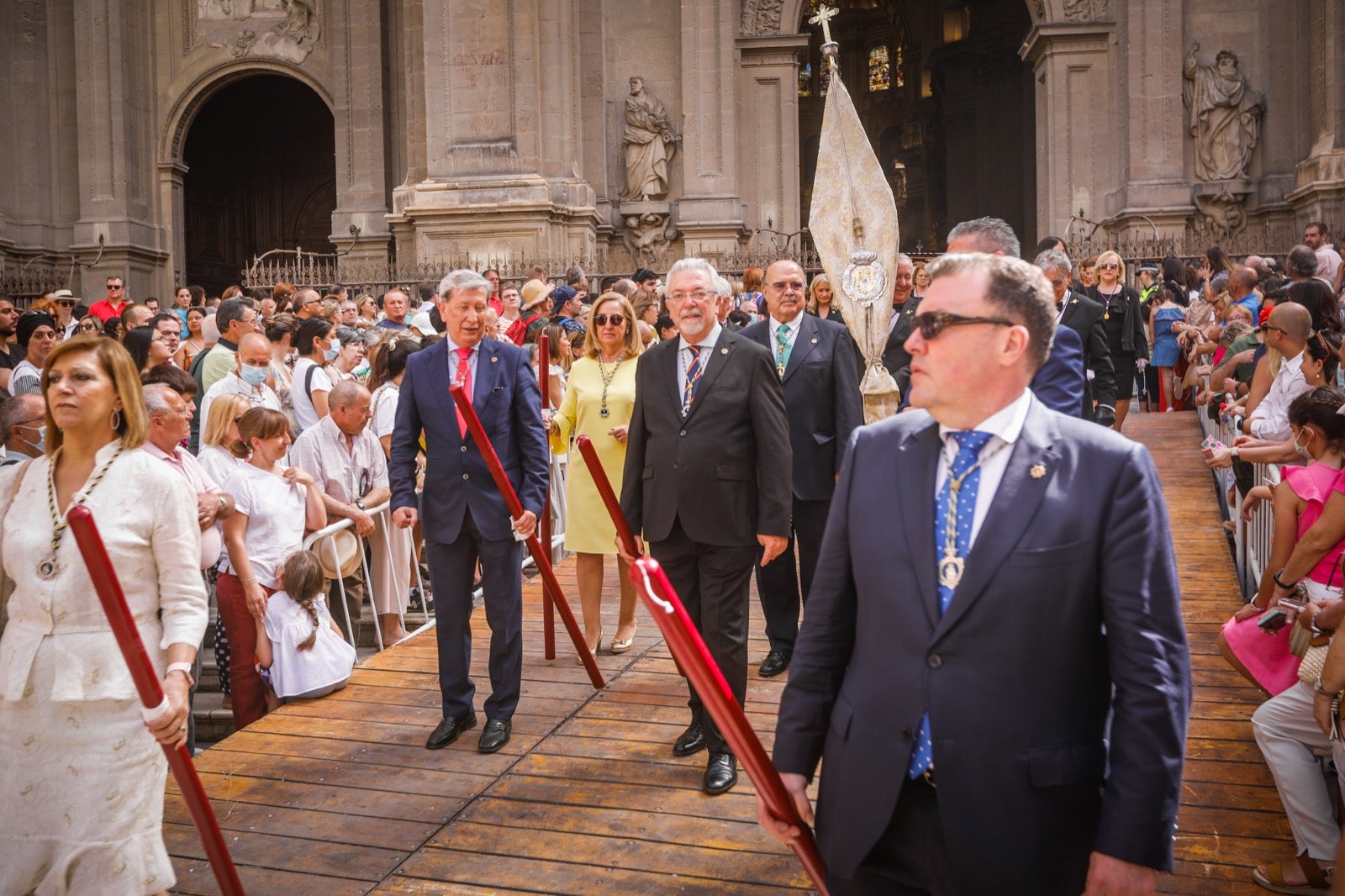 Miles de granadinos se dan cita en las calles de la capital para cumplir con una de las grandes tradiciones recuperadas