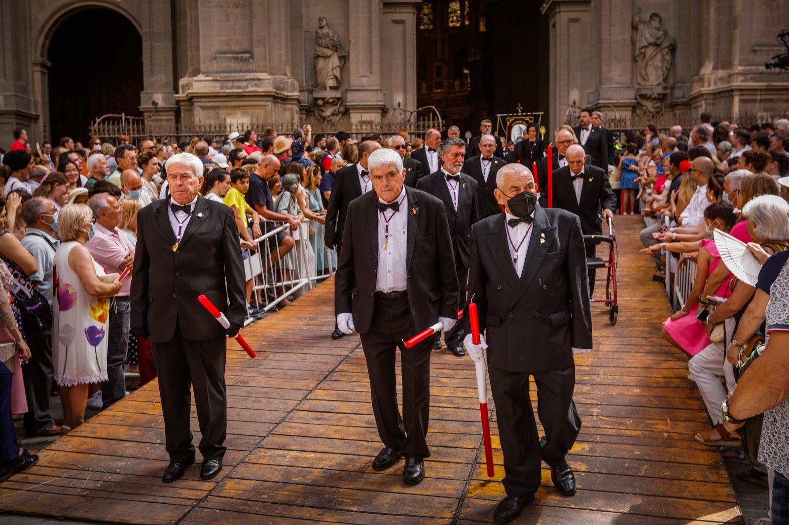 Miles de granadinos se dan cita en las calles de la capital para cumplir con una de las grandes tradiciones recuperadas