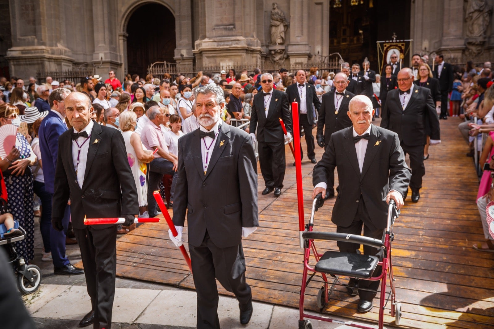 Miles de granadinos se dan cita en las calles de la capital para cumplir con una de las grandes tradiciones recuperadas