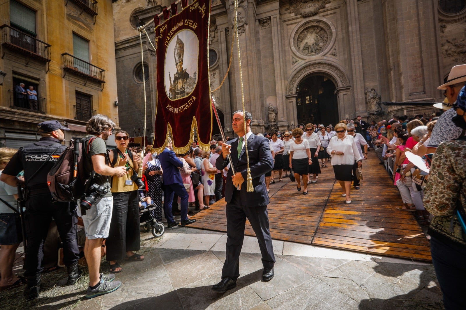 Miles de granadinos se dan cita en las calles de la capital para cumplir con una de las grandes tradiciones recuperadas