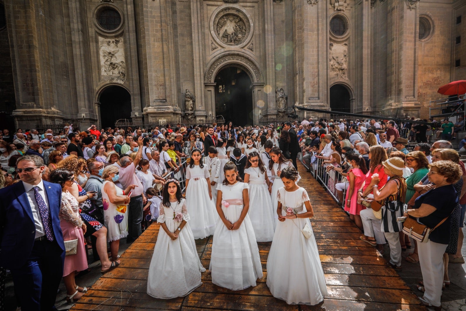 Miles de granadinos se dan cita en las calles de la capital para cumplir con una de las grandes tradiciones recuperadas