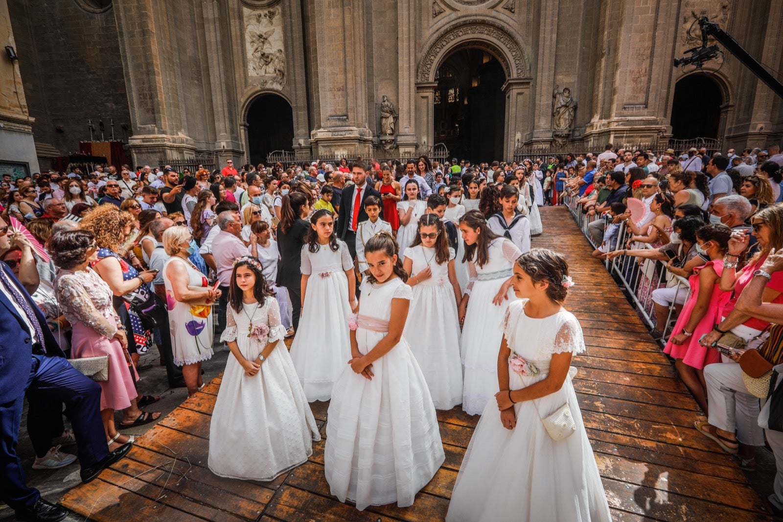 Miles de granadinos se dan cita en las calles de la capital para cumplir con una de las grandes tradiciones recuperadas