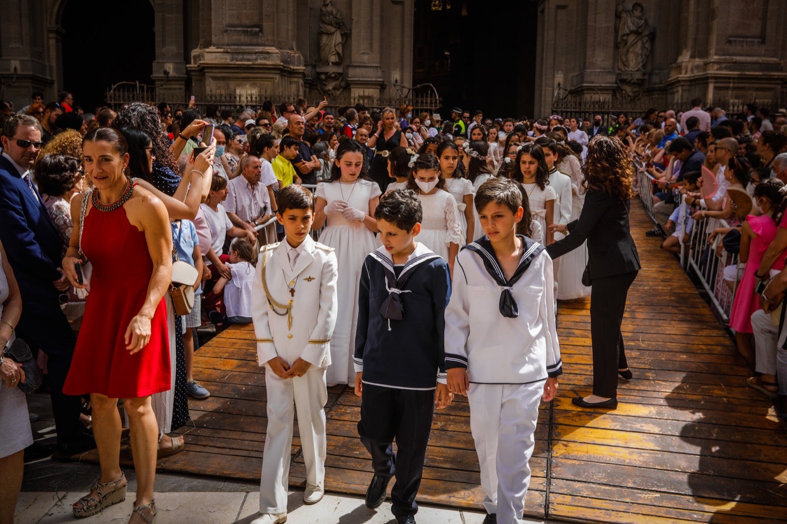 Miles de granadinos se dan cita en las calles de la capital para cumplir con una de las grandes tradiciones recuperadas