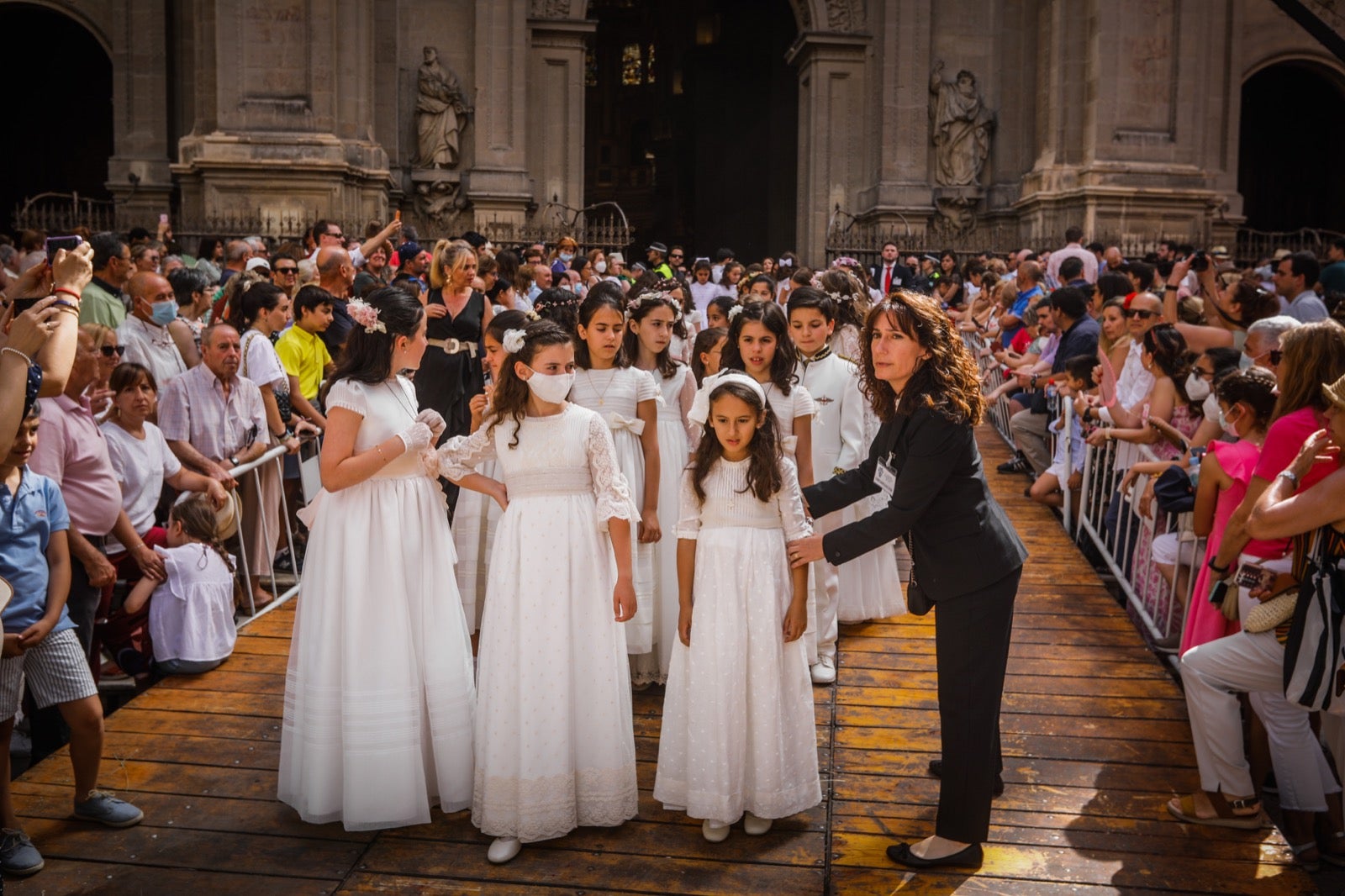 Miles de granadinos se dan cita en las calles de la capital para cumplir con una de las grandes tradiciones recuperadas