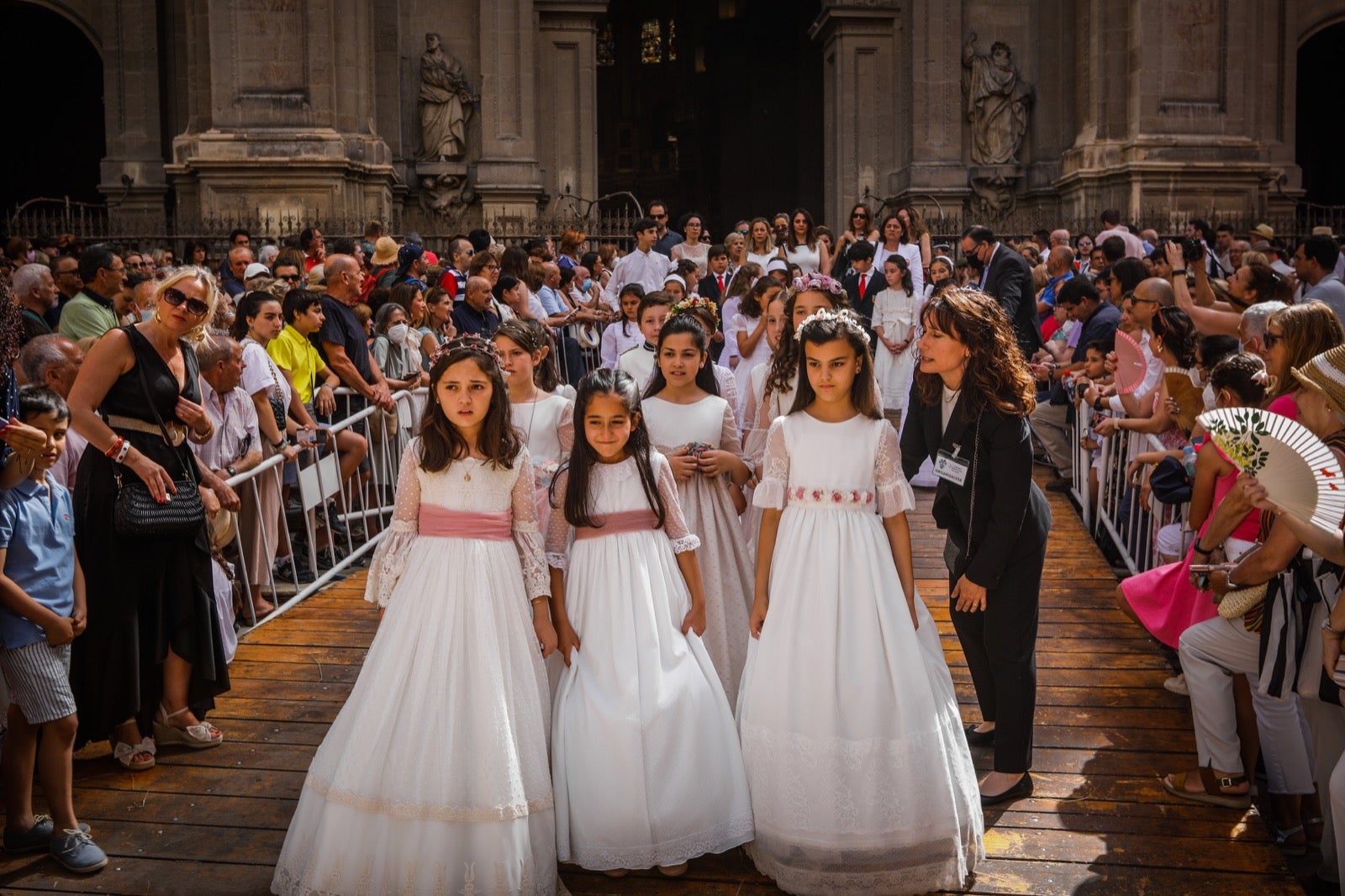 Miles de granadinos se dan cita en las calles de la capital para cumplir con una de las grandes tradiciones recuperadas