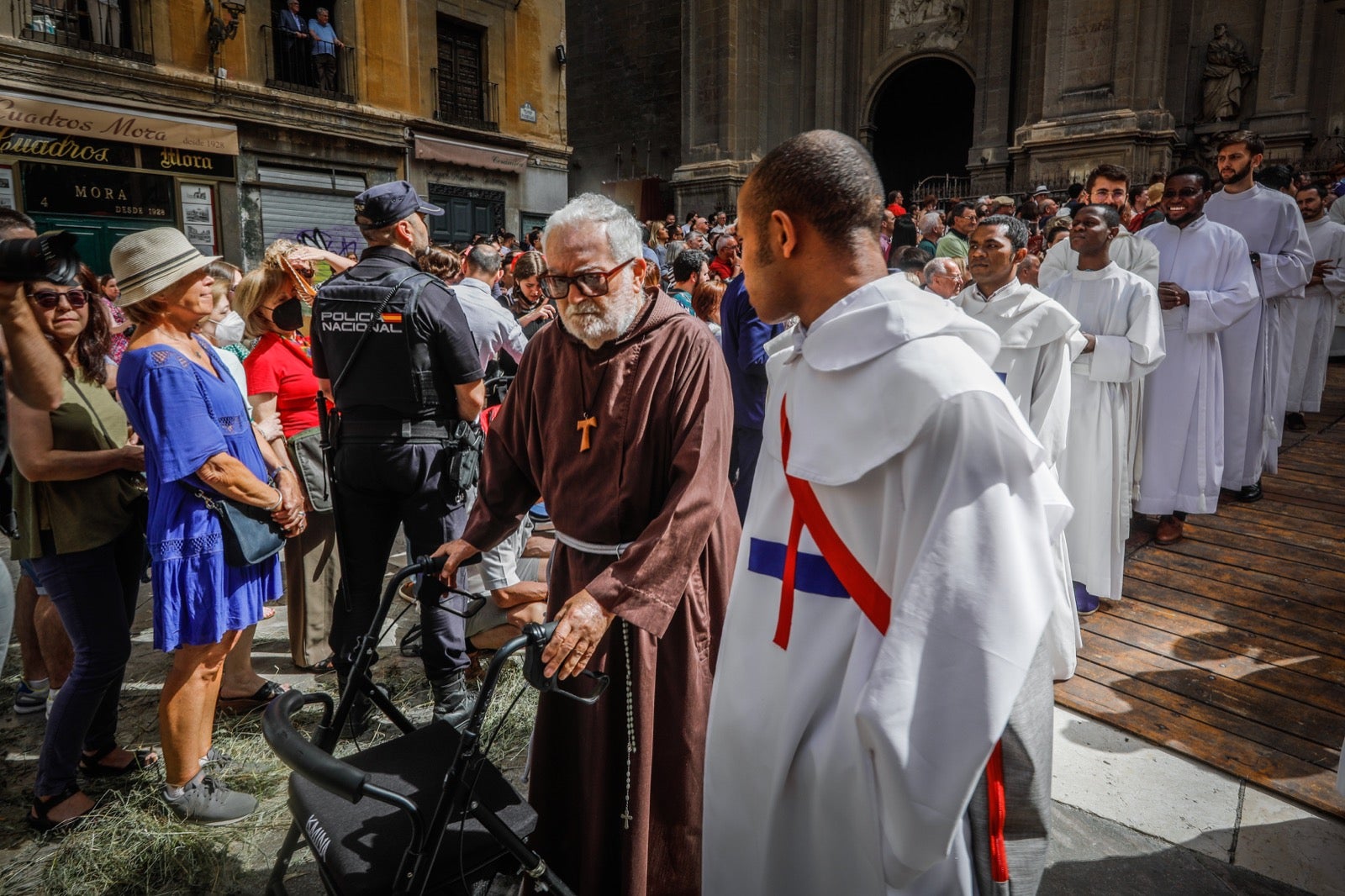 Miles de granadinos se dan cita en las calles de la capital para cumplir con una de las grandes tradiciones recuperadas