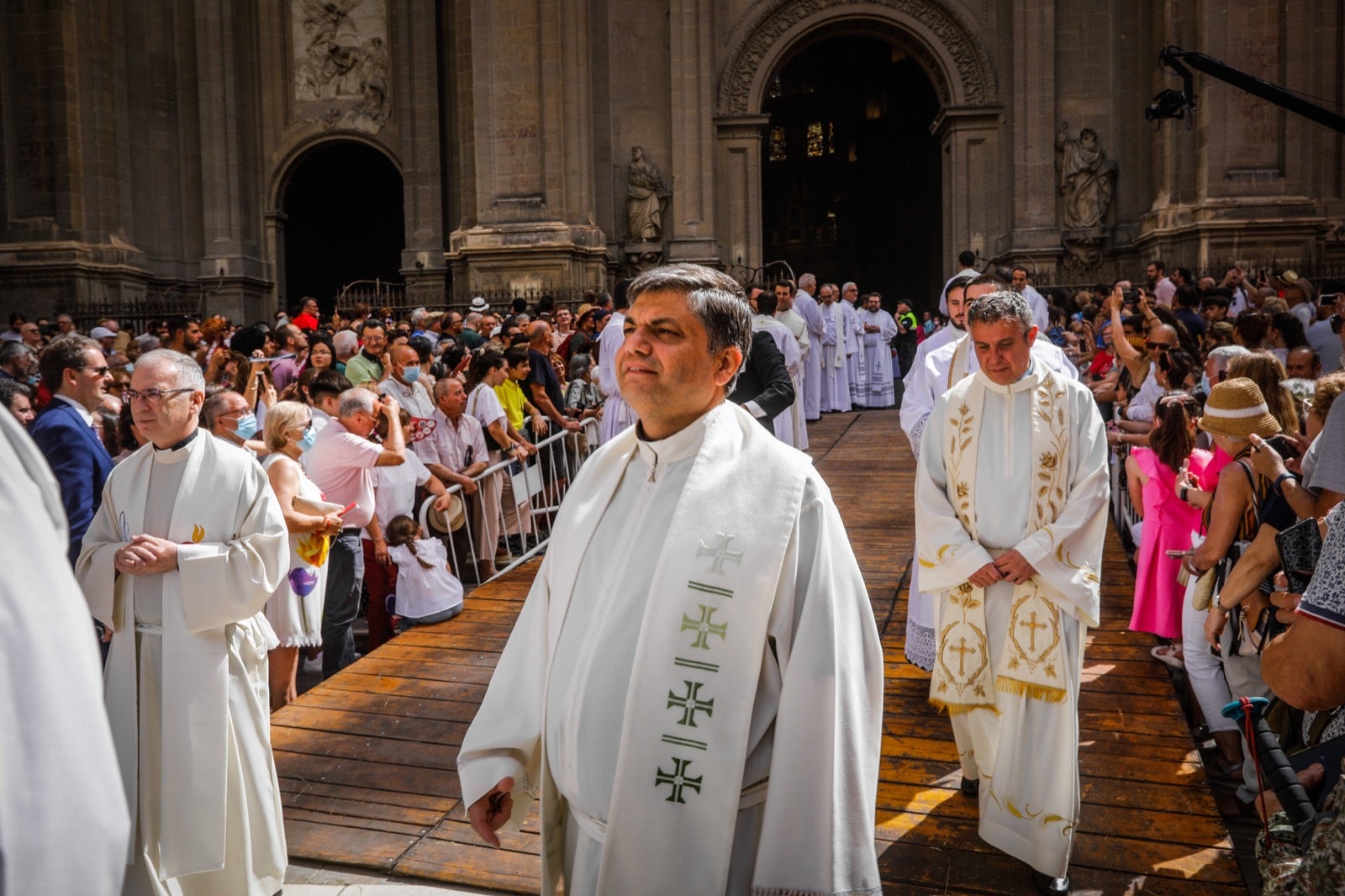 Miles de granadinos se dan cita en las calles de la capital para cumplir con una de las grandes tradiciones recuperadas