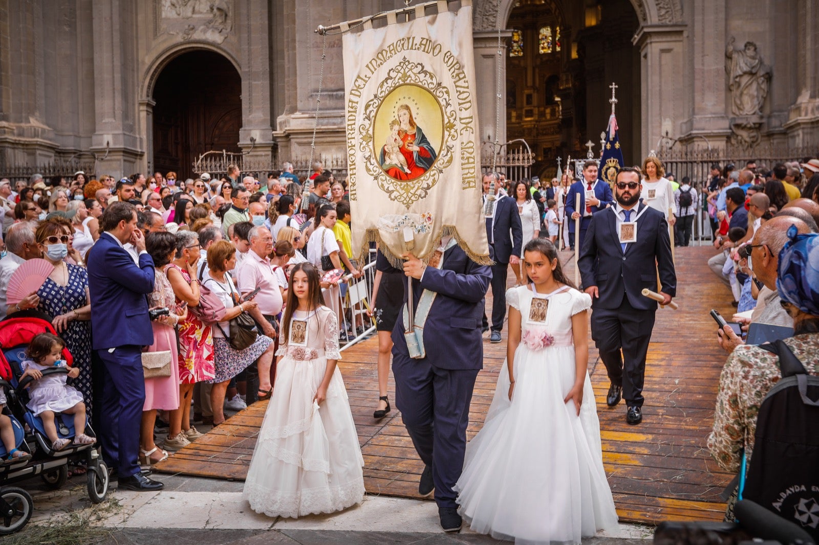 Miles de granadinos se dan cita en las calles de la capital para cumplir con una de las grandes tradiciones recuperadas