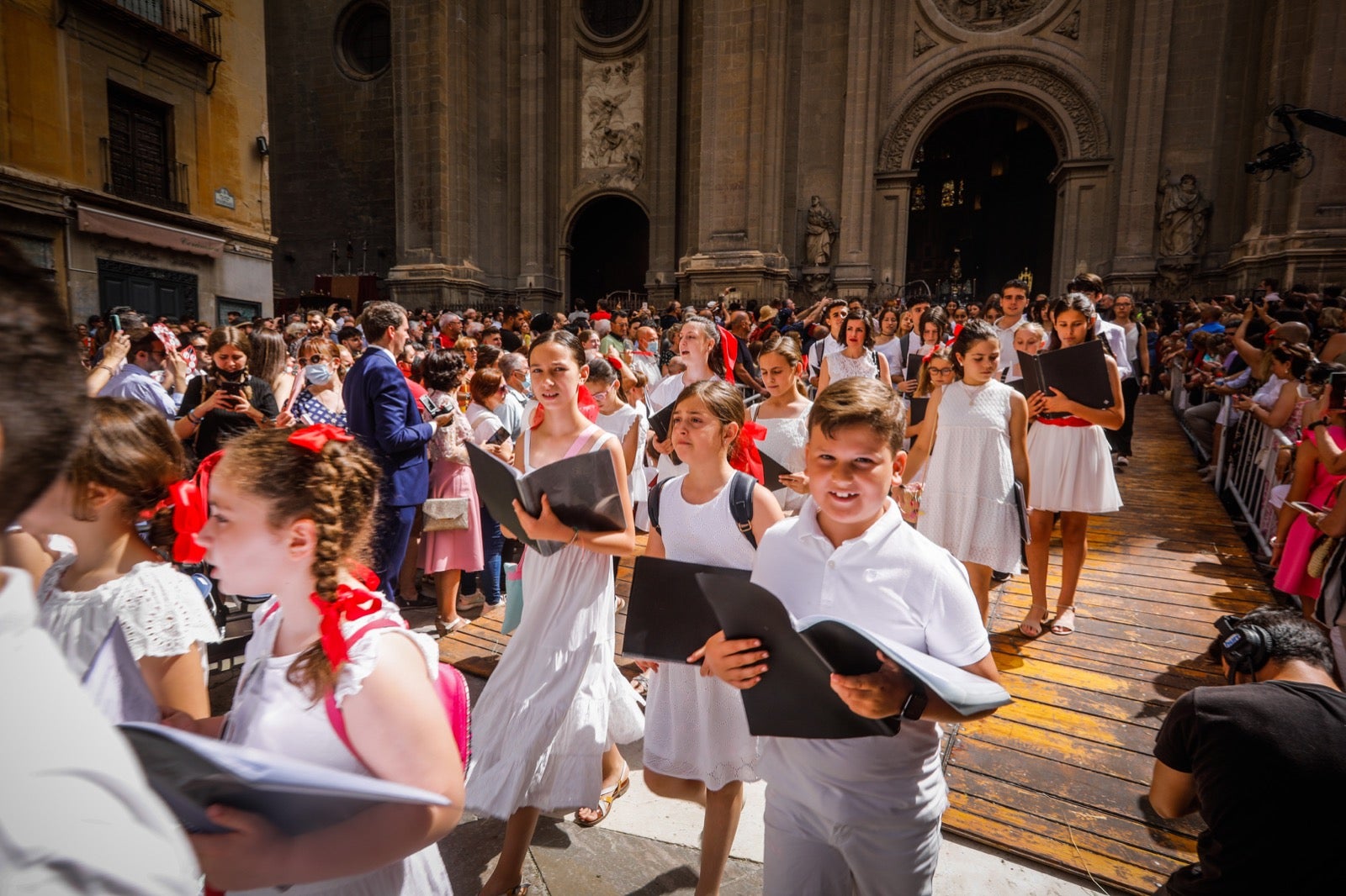 Miles de granadinos se dan cita en las calles de la capital para cumplir con una de las grandes tradiciones recuperadas