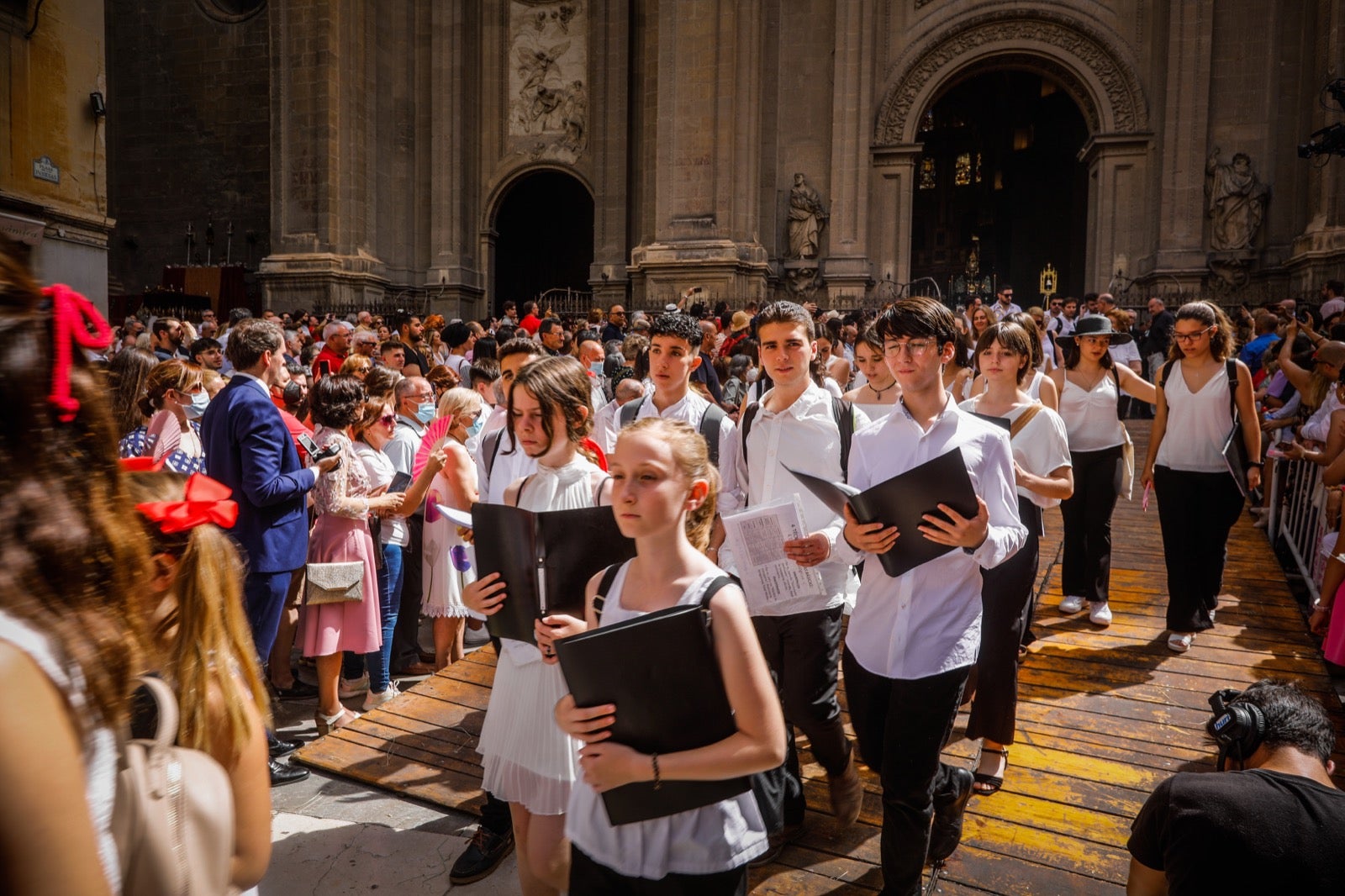 Miles de granadinos se dan cita en las calles de la capital para cumplir con una de las grandes tradiciones recuperadas