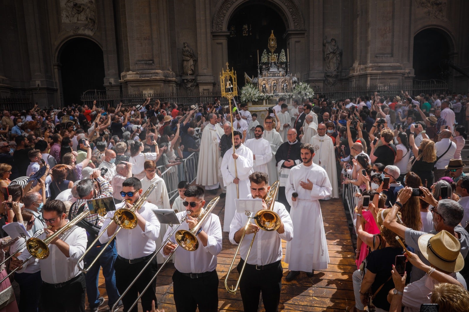 Miles de granadinos se dan cita en las calles de la capital para cumplir con una de las grandes tradiciones recuperadas