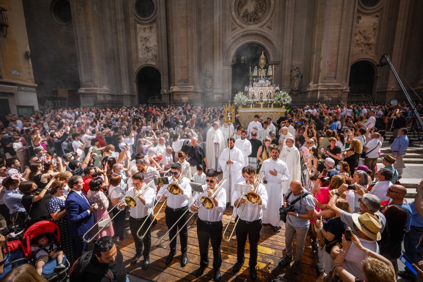 Miles de granadinos se dan cita en las calles de la capital para cumplir con una de las grandes tradiciones recuperadas