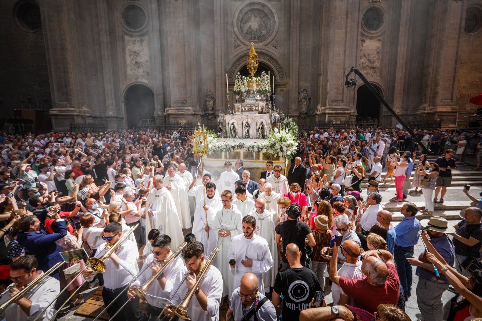 Miles de granadinos se dan cita en las calles de la capital para cumplir con una de las grandes tradiciones recuperadas