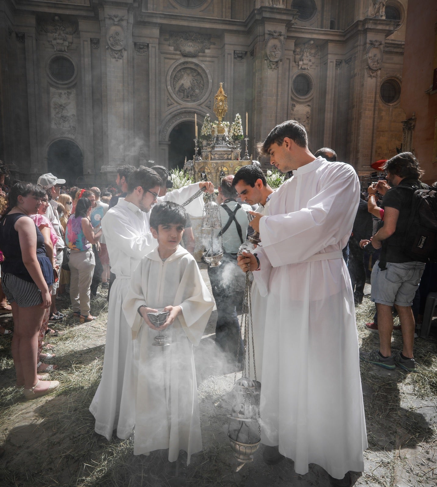 Miles de granadinos se dan cita en las calles de la capital para cumplir con una de las grandes tradiciones recuperadas