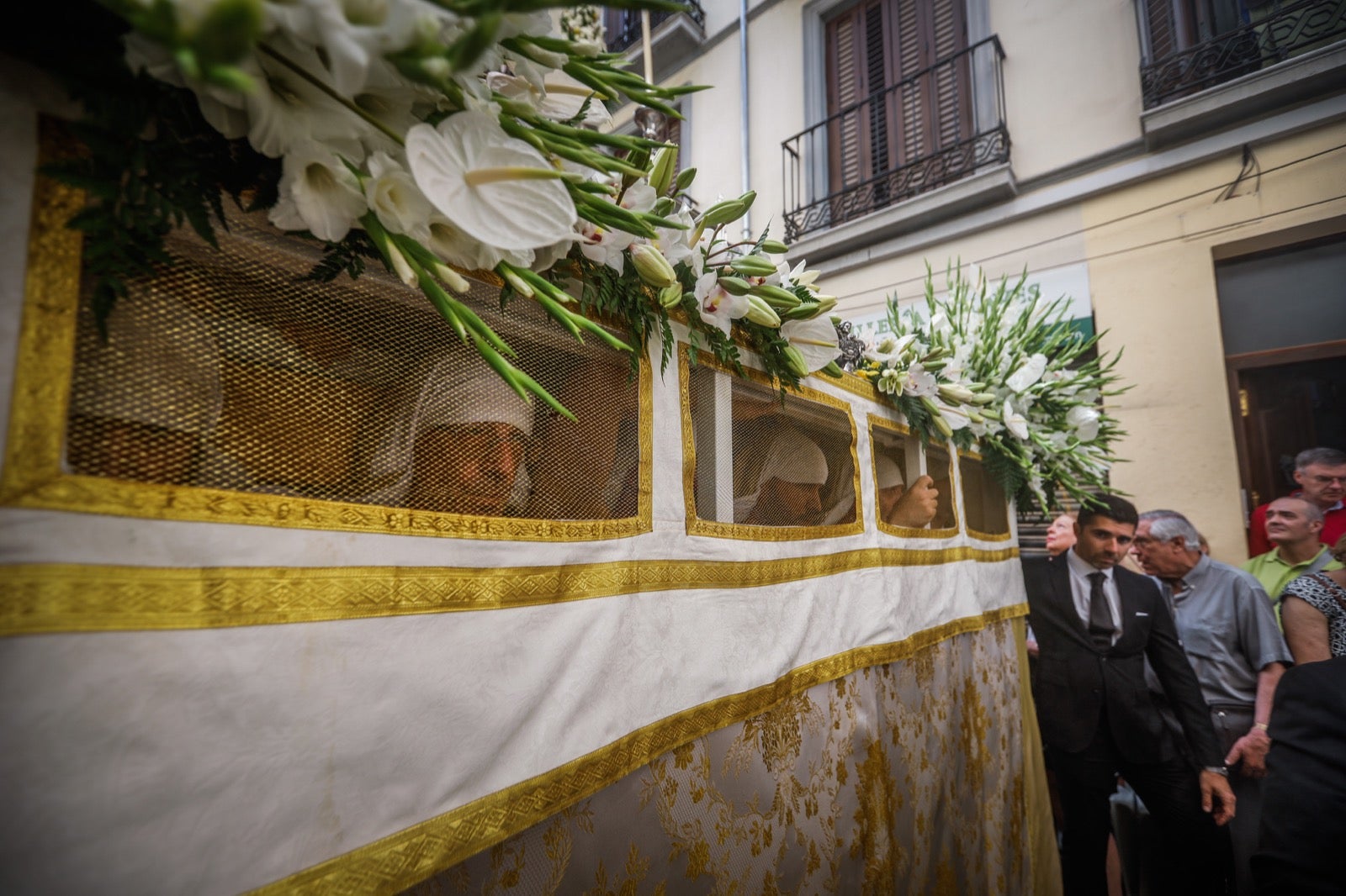 Miles de granadinos se dan cita en las calles de la capital para cumplir con una de las grandes tradiciones recuperadas