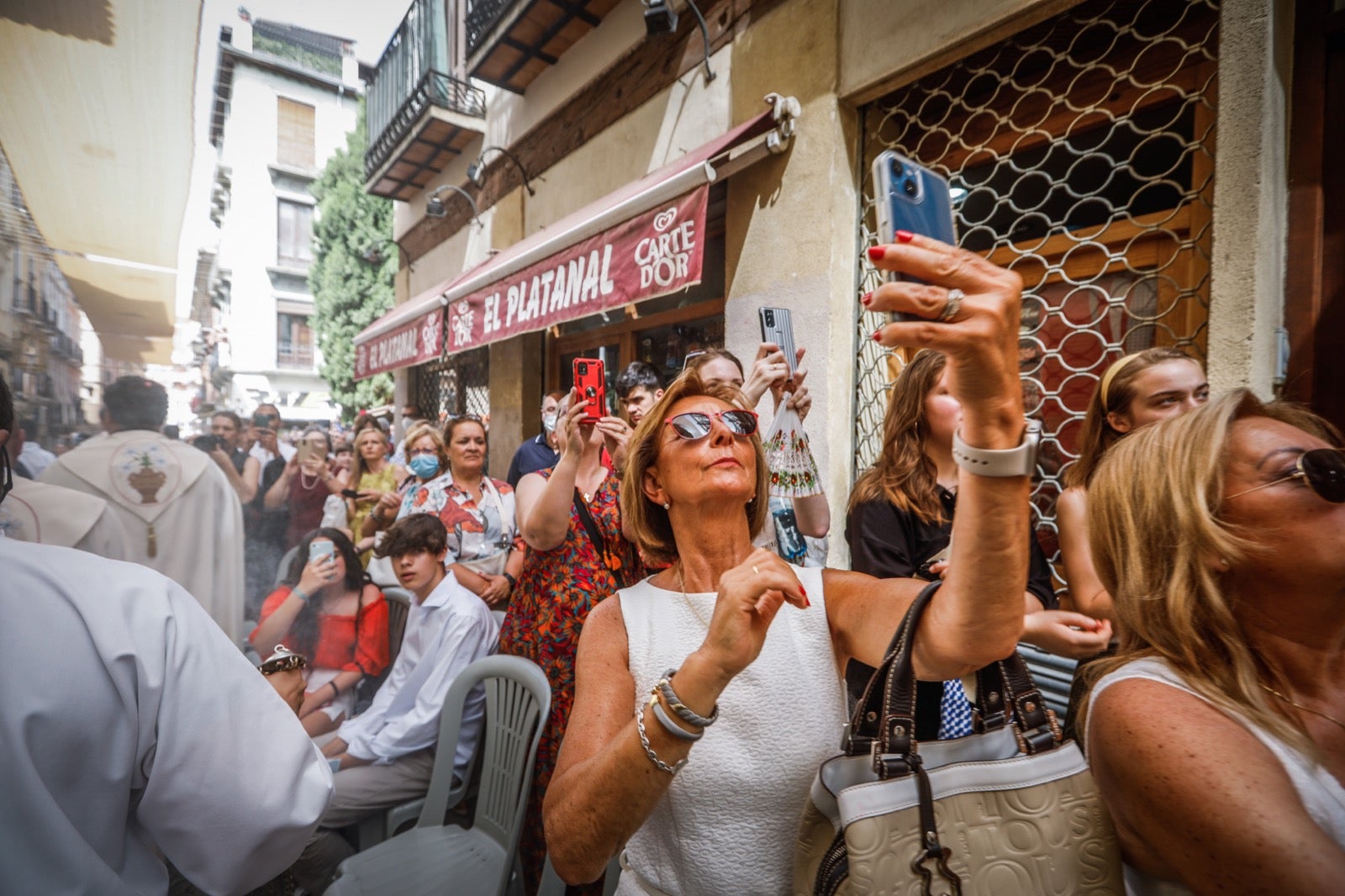 Miles de granadinos se dan cita en las calles de la capital para cumplir con una de las grandes tradiciones recuperadas