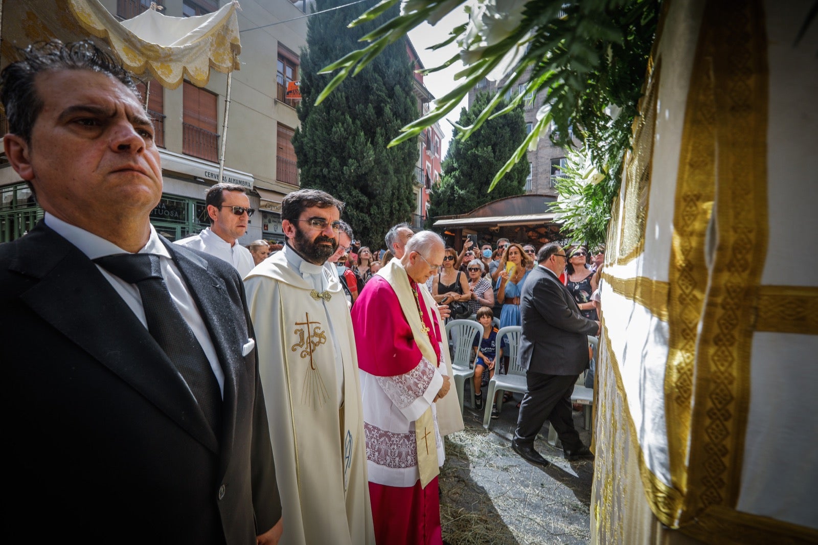 Miles de granadinos se dan cita en las calles de la capital para cumplir con una de las grandes tradiciones recuperadas