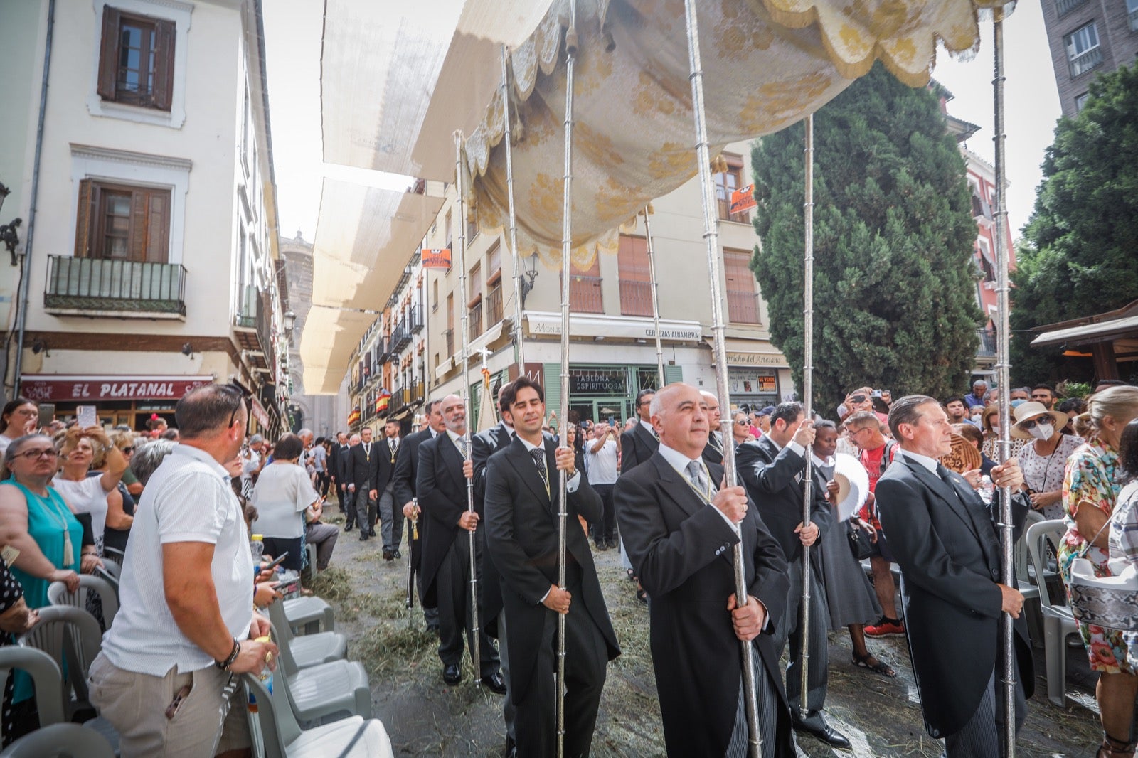 Miles de granadinos se dan cita en las calles de la capital para cumplir con una de las grandes tradiciones recuperadas